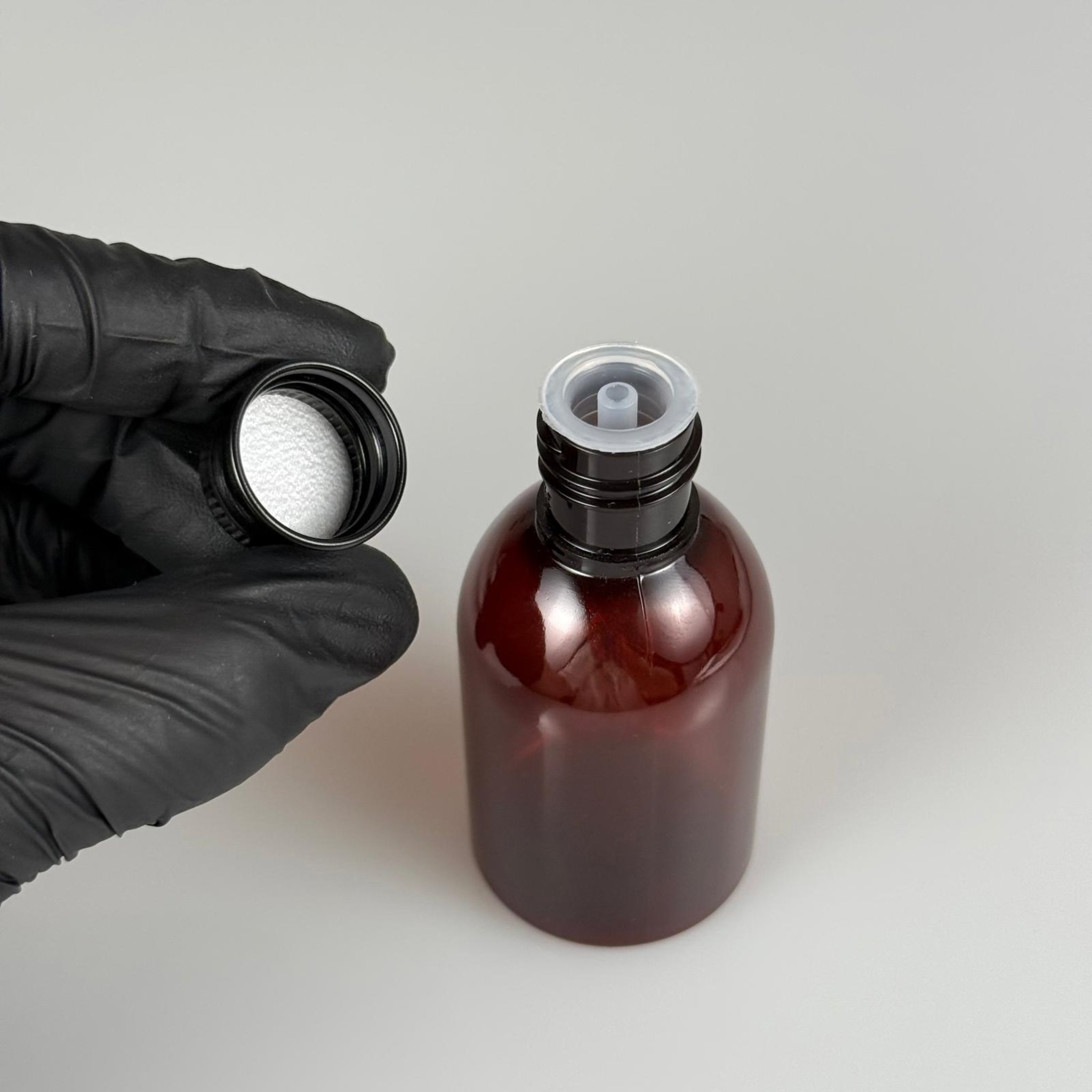 50  CC AMBER PET ŞİŞE + KÖPÜK CONTALI SİYAH ALÜMİNYUM METAL KAPAKLI + DAMLALIKLI KOLONYA TIPALI TAKIM - 50 ML KAHVERENGİ PLASTİK ŞİŞE