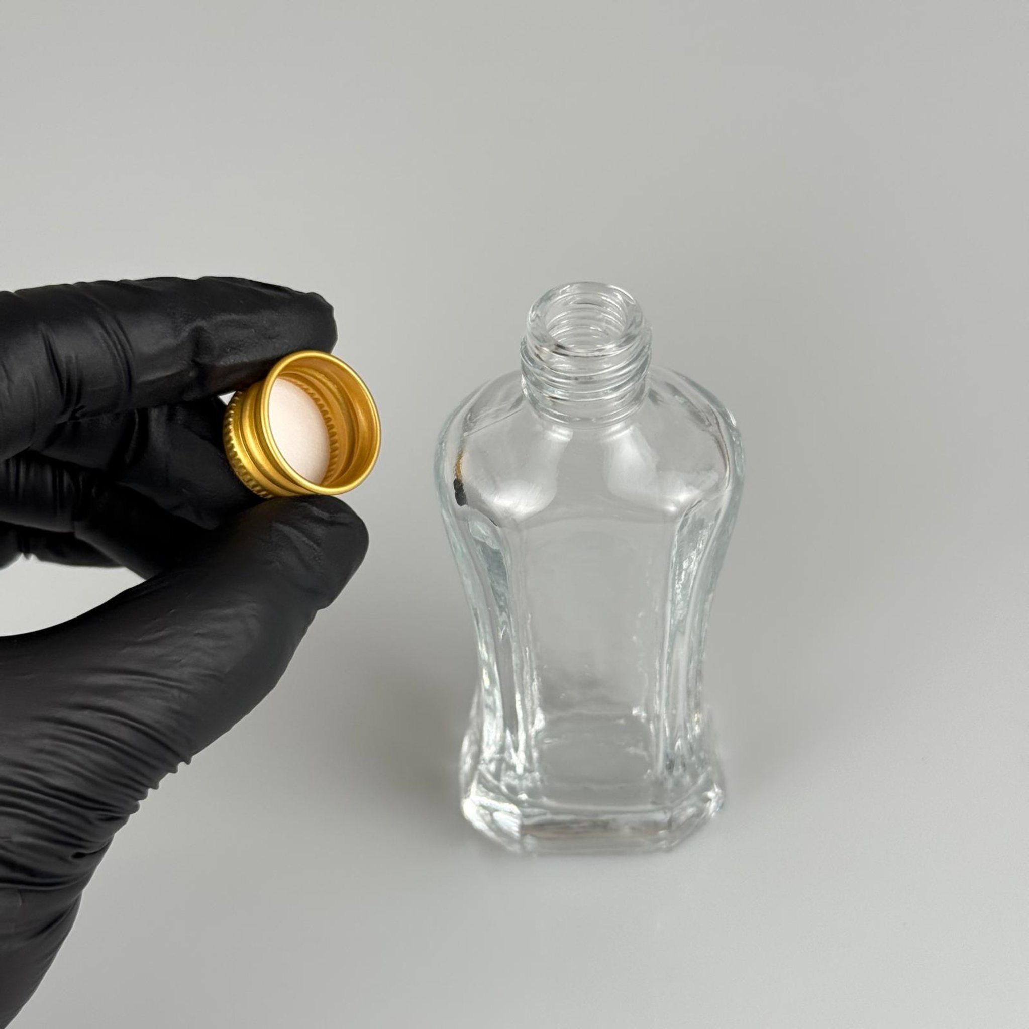 50 CC MİLANO MODEL CAM ŞİŞE + GOLD ALÜMİNYUM METAL KAPAKLI TAKIM - 50 ML LÜKS CAM ŞİŞE (CAMIN KALINLIĞI İLE İLGİLİ + - 5 ML TOLERANS OLABİLİR)