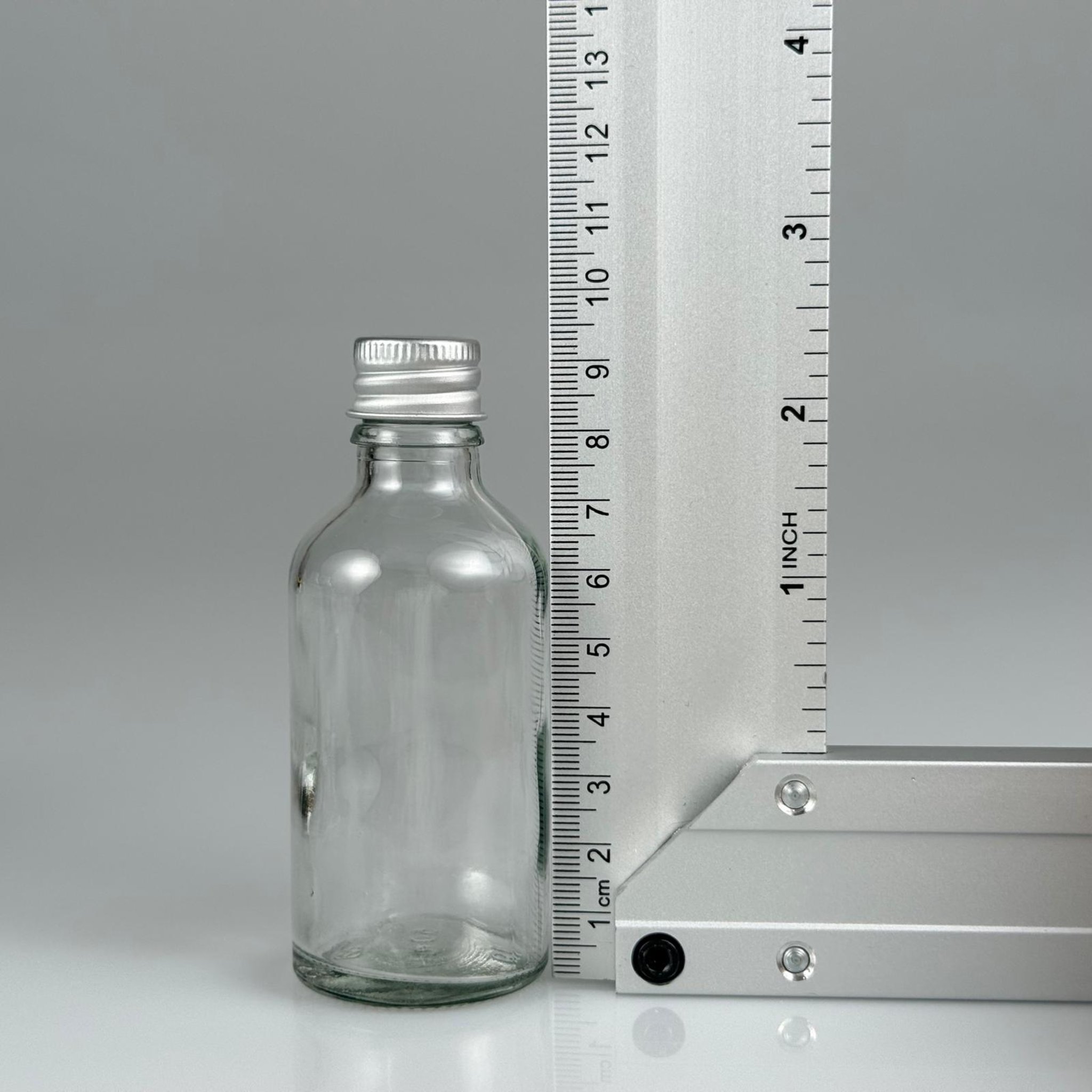 50 CC ŞEFFAF CAM ŞİŞE + KÖPÜK CONTALI GÜMÜŞ ALÜMİNYUM METAL KAPAKLI + KÖR TIPALI TAKIM - 50 ML ŞEFFAF CAM ŞİŞE