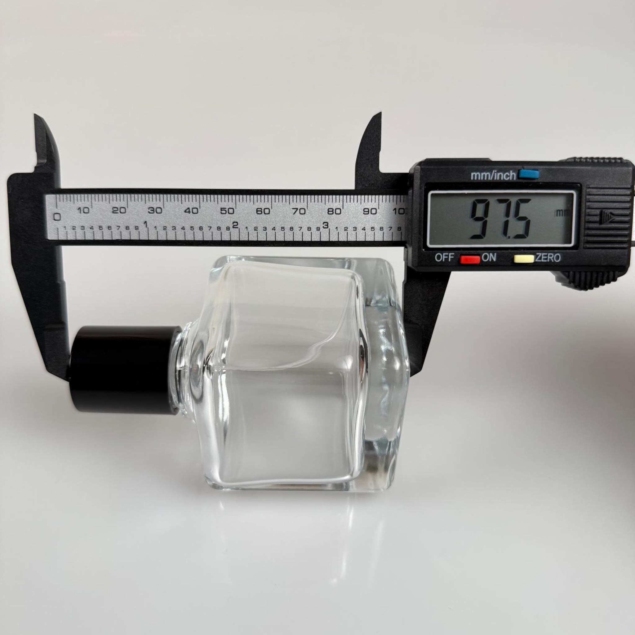 100 ML KARE MODEL LURA PARFÜM ŞİŞESİ - GÜMÜŞ METAL SPREYLİ + SİYAH KAPAKLI (AĞIZ 15 MM GEÇME KOLAY KAPAMA)