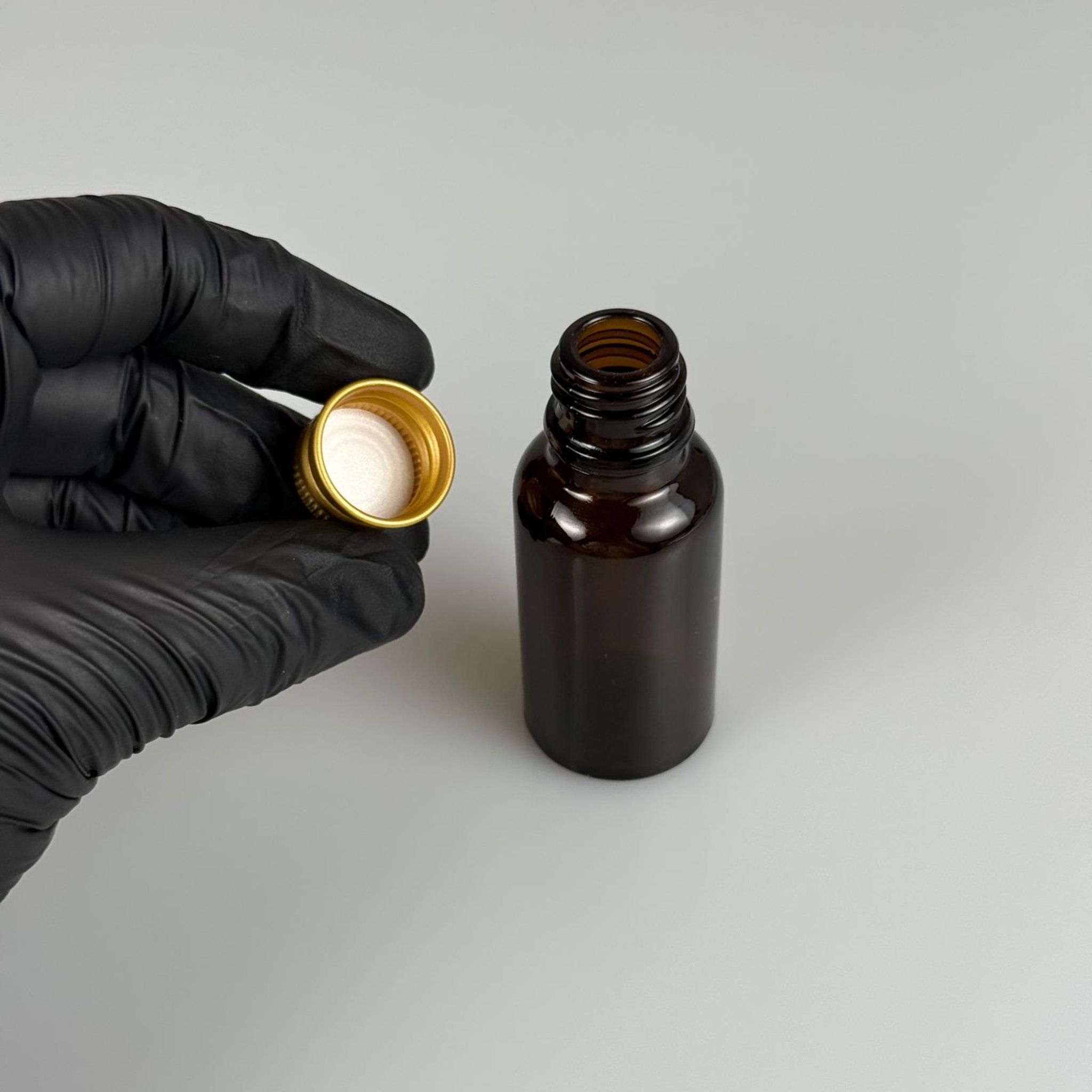 20 CC AMBER CAM ŞİŞE + KÖPÜK CONTALI GMOLD ALÜMİNYUM METAL KAPAKLI TAKIM - 20 ML KAHVERENGİ CAM ŞİŞE