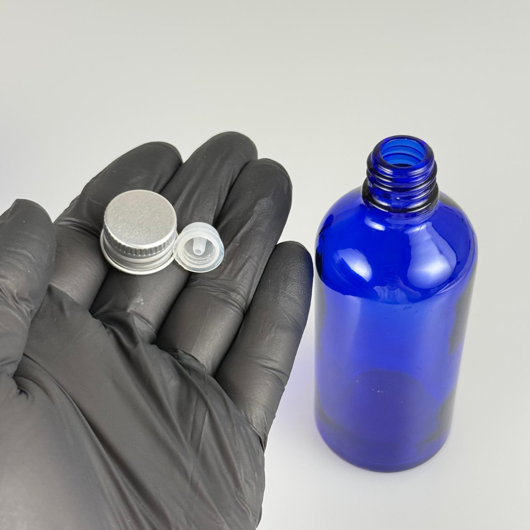 100 CC MAVİ CAM ŞİŞE + KÖPÜK CONTALI GÜMÜŞ ALÜMİNYUM METAL + KOLONYA TIPALI KAPAKLI TAKIM - 100 ML MAVİ CAM ŞİŞE