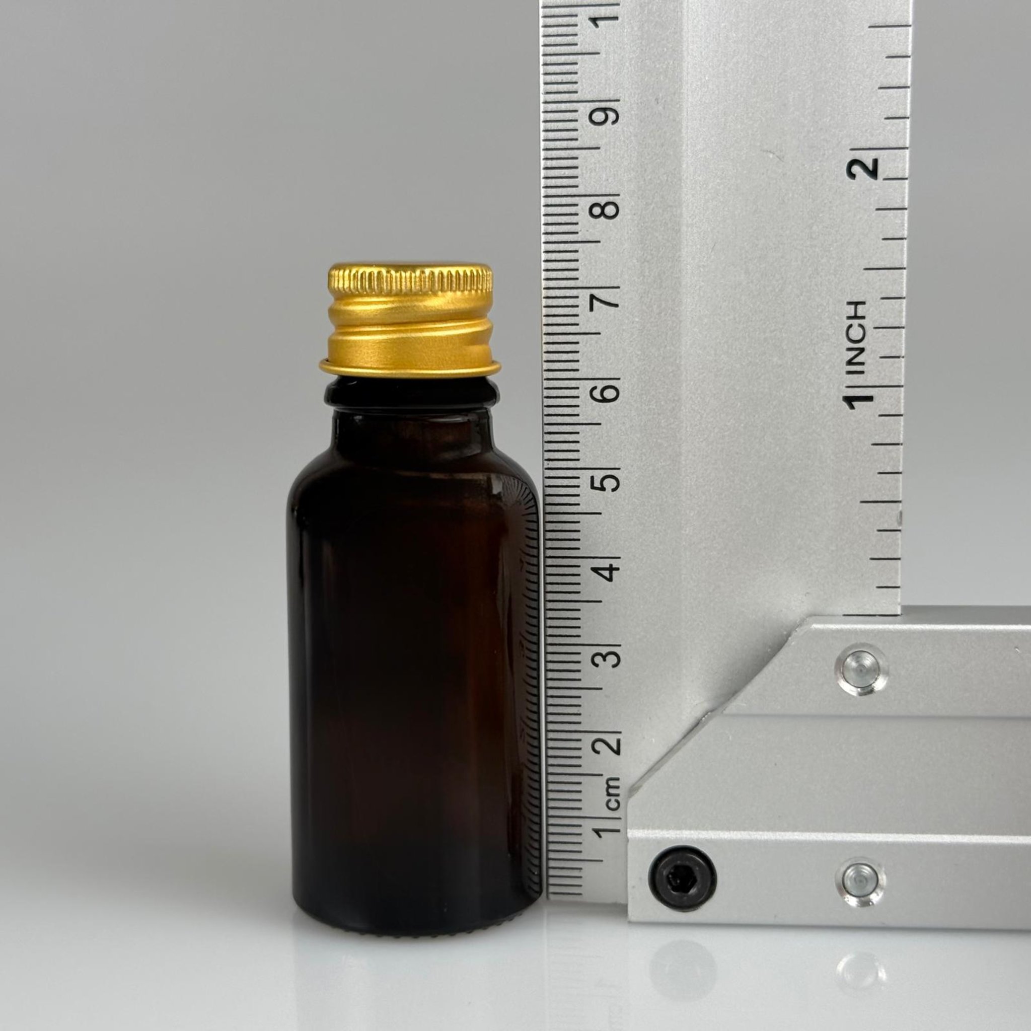 20 CC AMBER CAM ŞİŞE + KÖPÜK CONTALI GMOLD ALÜMİNYUM METAL KAPAKLI + KÖR TIPALI TAKIM - 20 ML KAHVERENGİ CAM ŞİŞE