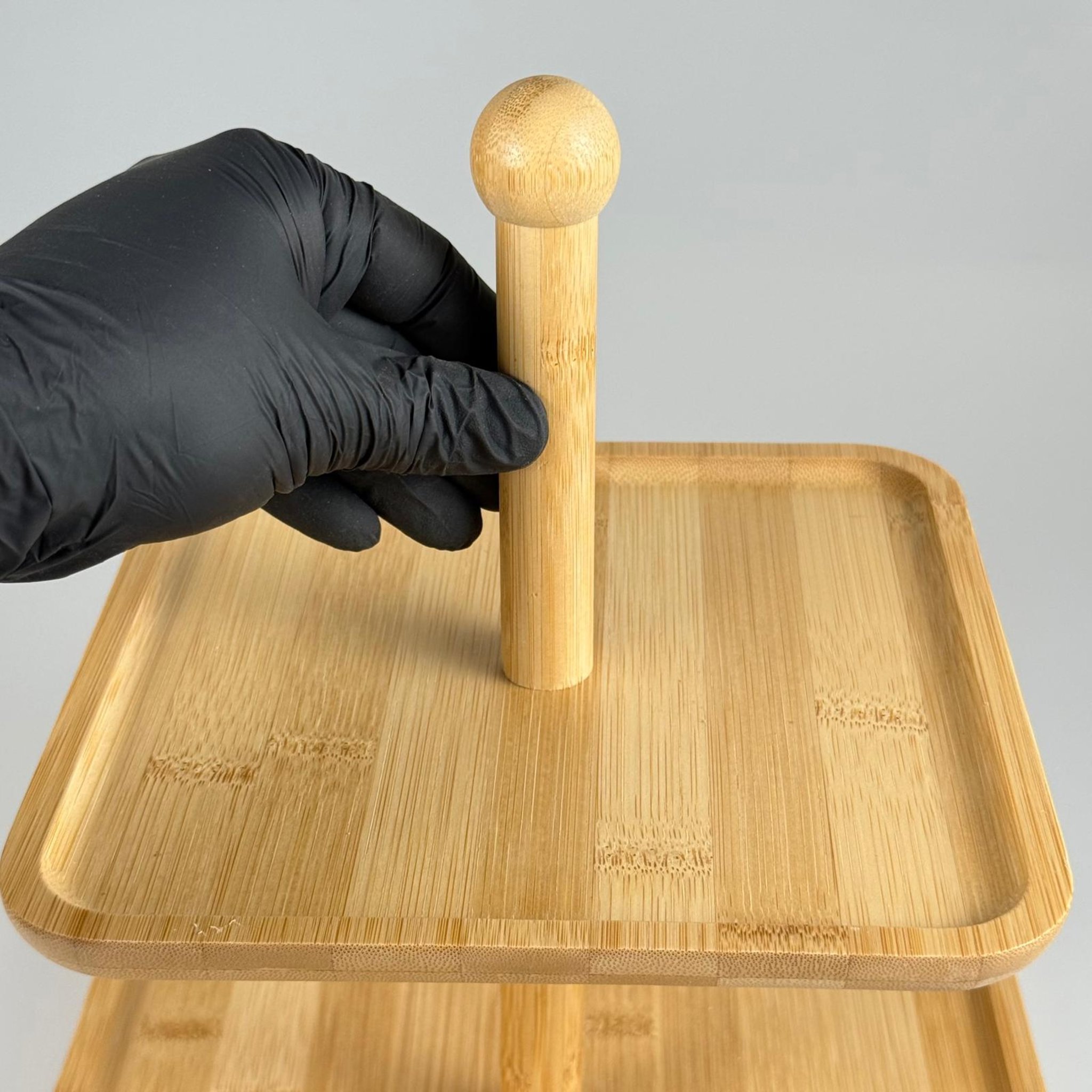 İKİ KATLI KARE AHŞAP SUNUMLUK - MEYVELİK, KURABİYELİK, KAHVALTI, KEK VE ÇAY SAATİ SUNUM TABAĞI - AKTAR, PASTANE, RESTORAN, OTEL VB İÇİN BAMBU TEŞHİR ÜRÜNÜ