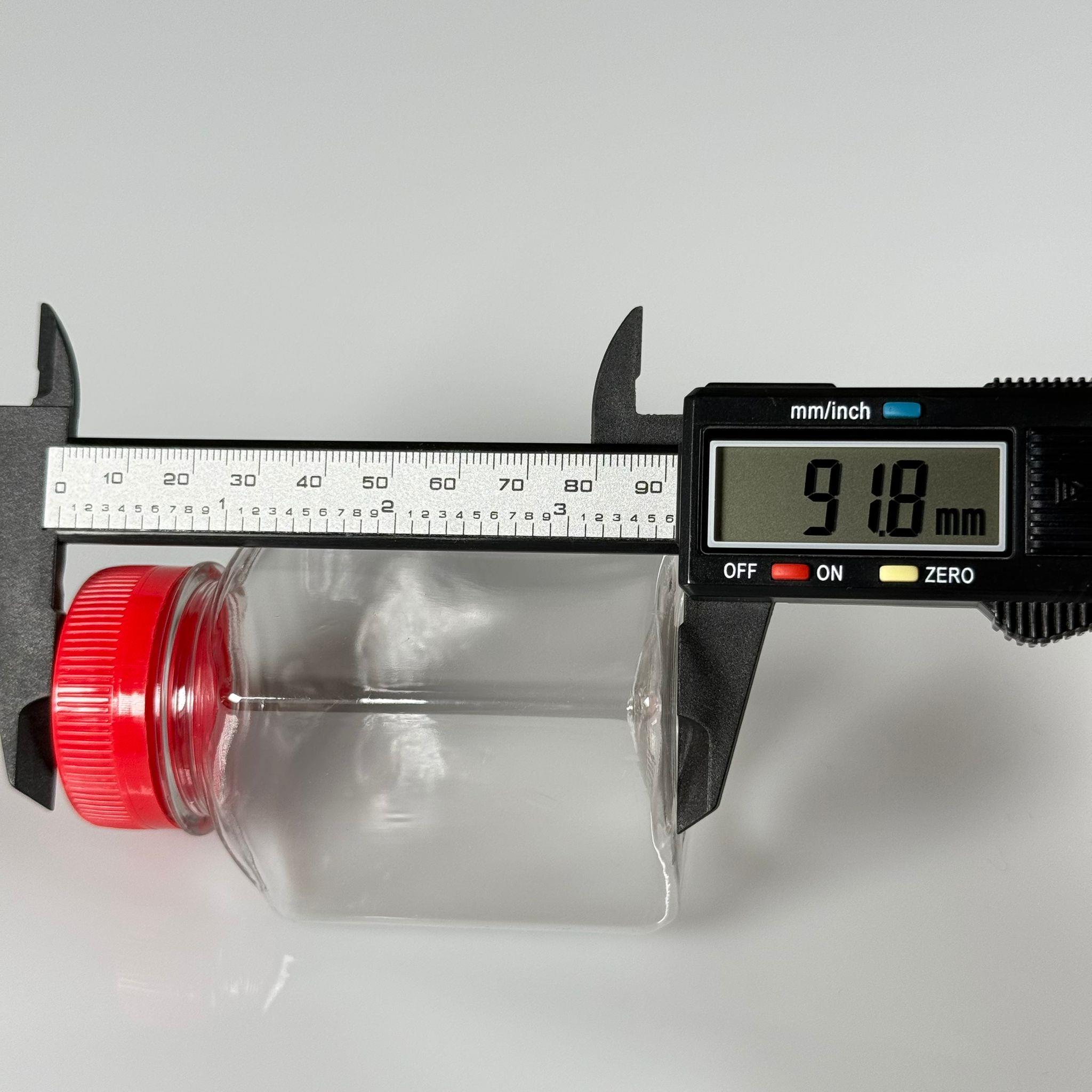 150 CC KÖŞELİ KARE PET ŞİŞE (15,6 GR) - 38 MM GENİŞ AĞIZLI KİLİTLİ KIRMIZI - 150 ML DETOX, MEYVE SUYU, SMOOTHIE, AYRAN, SÜT, MEŞRUBAT VB İÇİN BOŞ PLASTİK ŞİŞELER