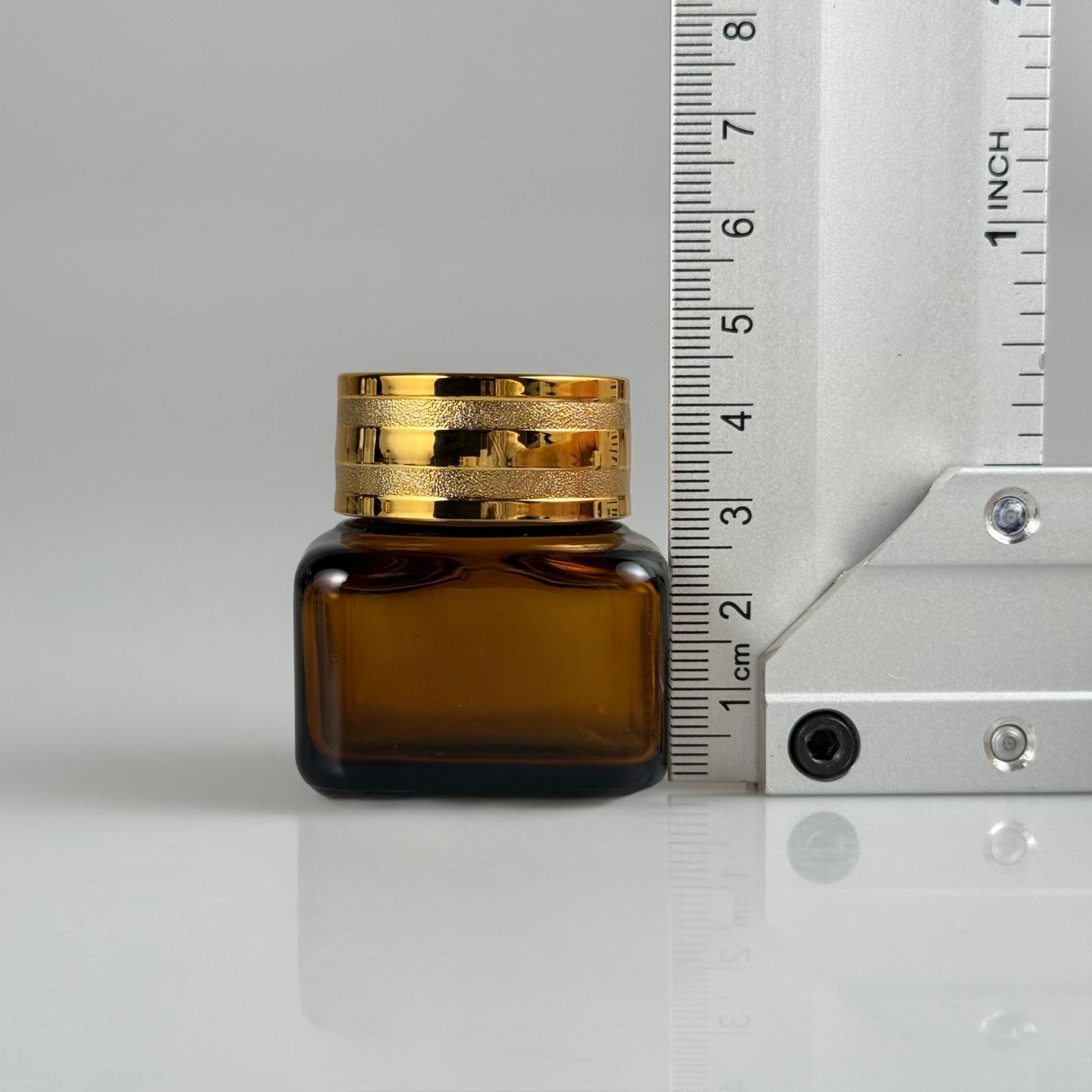 20 CC KARE AMBER CAM KAVANOZ + GOLD İŞLEMELİ KAPAK + CONTA - 20 ML KAHVERENGİ KARE KAVANOZ