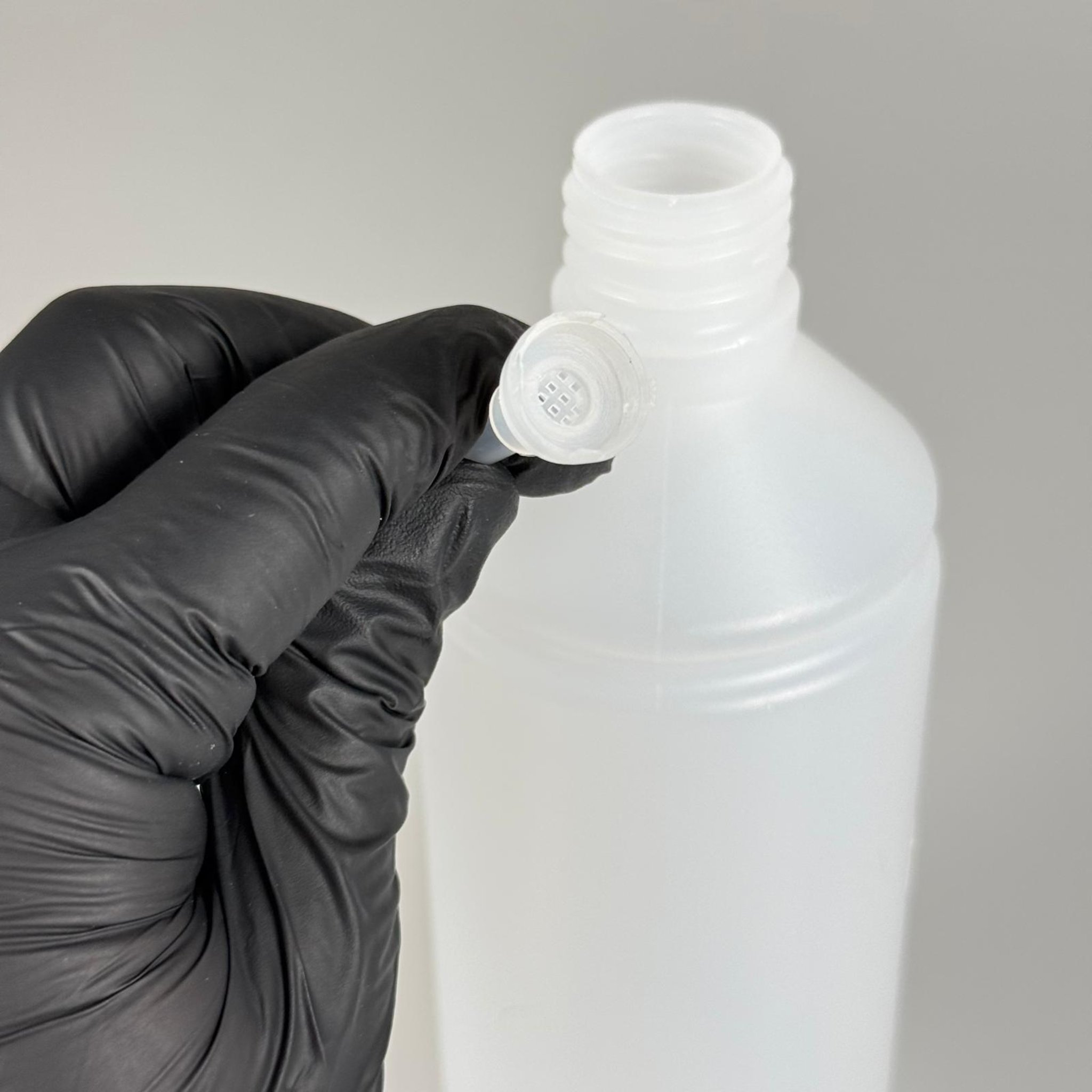 500 CC TİNER ŞİŞESİ - BÜYÜK SİYAH BEYAZ DOZAJLI KİMYASALA DAYANIKLI TRİGER TETİK SPREYLİ - 500 ML KİMYASALA DAYANIKLI PLASTİK ŞİŞE - 0,5 LT POLİETİLEN ŞİŞE - TOMBUL OTO TEMİZLİK ŞİŞESİ
