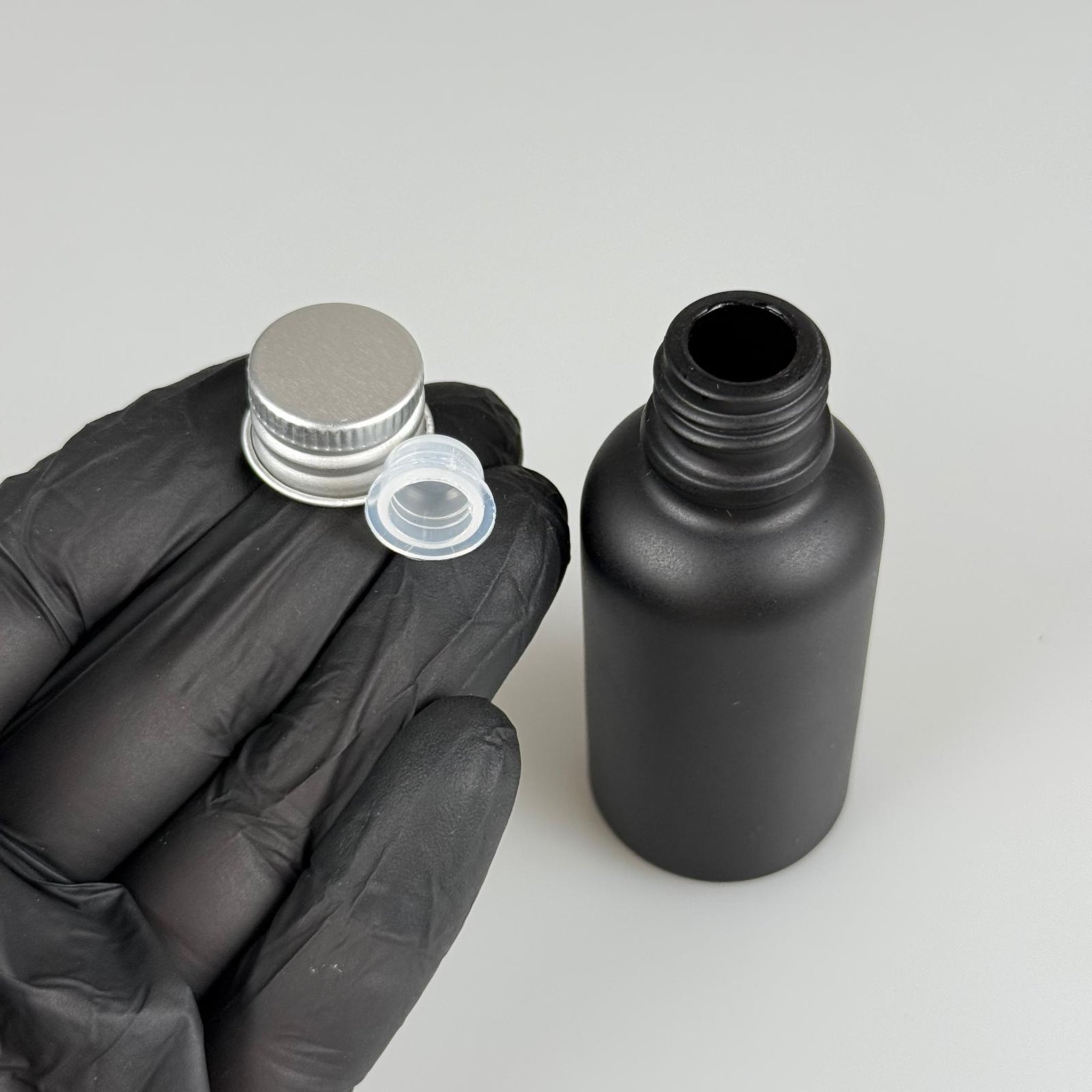 30 CC MAT SİYAH CAM ŞİŞE + KÖPÜK CONTALI GÜMÜŞ ALÜMİNYUM METAL KAPAKLI + KÖR TIPALI TAKIM - 30 ML MAT SİYAH CAM ŞİŞE