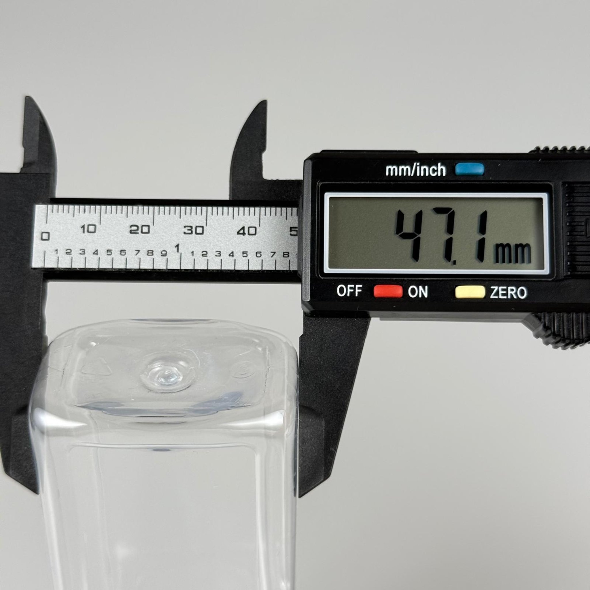 100 CC YASSI KÖŞELİ MODEL ŞEFFAF PET ŞİŞE (24 AĞIZ) + KÖPÜK CONTALI GÜMÜŞ METAL ALÜMİNYUM KAPAK + KOLONYA TIPALI TAKIM - 100 ML KAPAKLI PLASTİK ŞİŞELER