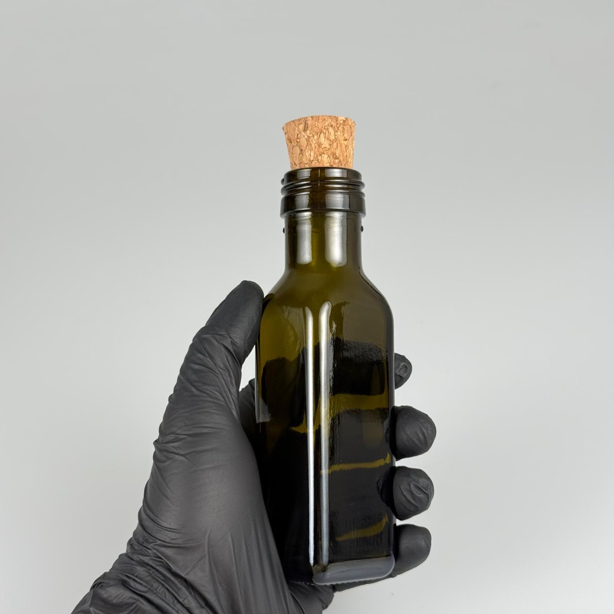 100 CC MARASKA CAM ŞİŞE KOYU YEŞİL (31 MM AĞIZ) - MANTAR TIPALI - 100 ML KÖŞELİ KARE MARASCA YAĞ VE SOS ŞİŞELERİ