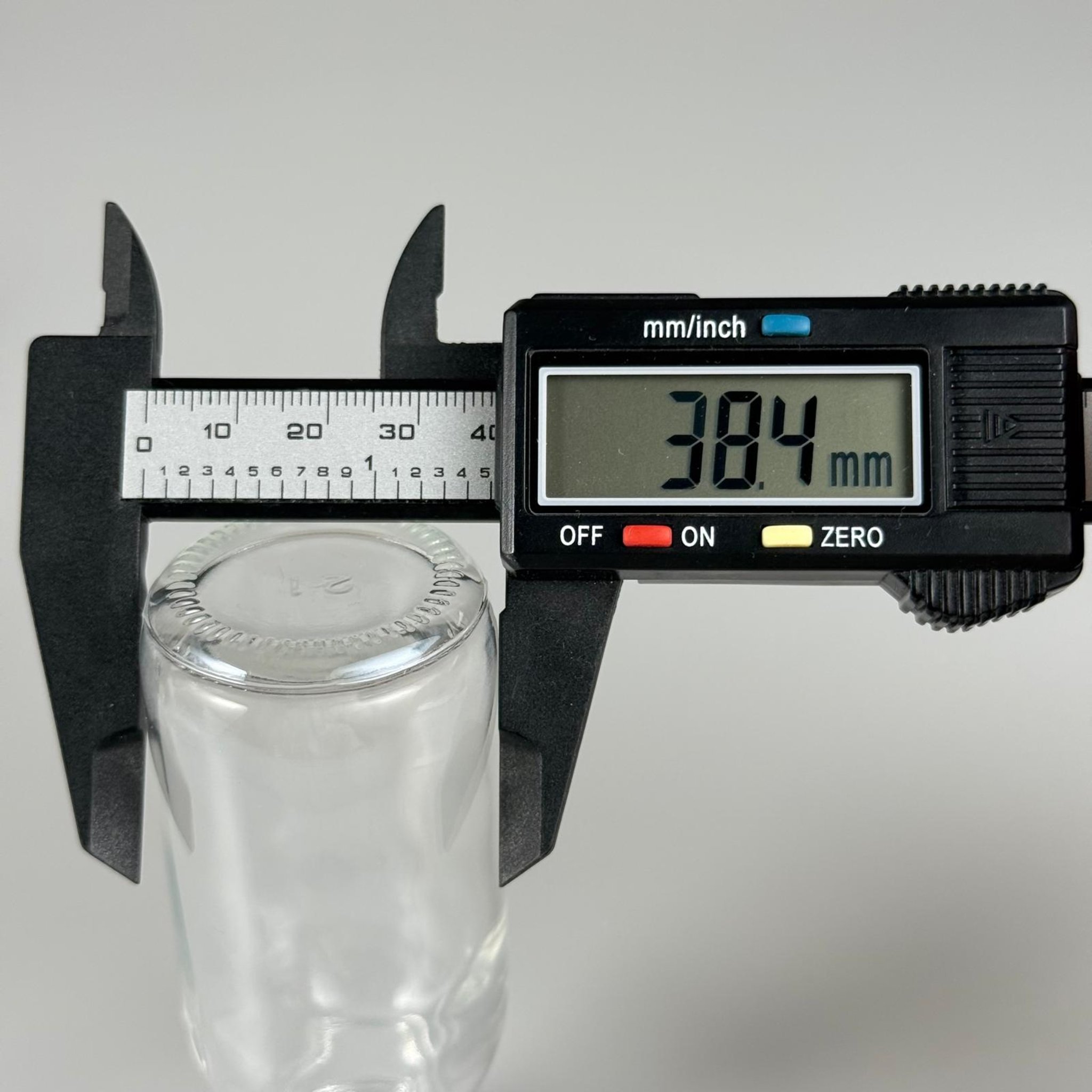 60 CC GENİŞ AĞIZLI ŞEFFAF CAM ŞİŞE BEYAZ SPREYLİ TAKIM - 60 ML ŞEFFAF ŞURUP ECZA ŞİŞESİ - MİKROPLARDAN KORUNMASI İÇİN İLAÇLANMIŞTIR, SUYA TUTUNCA ŞEFFAF RENGİ ALIR