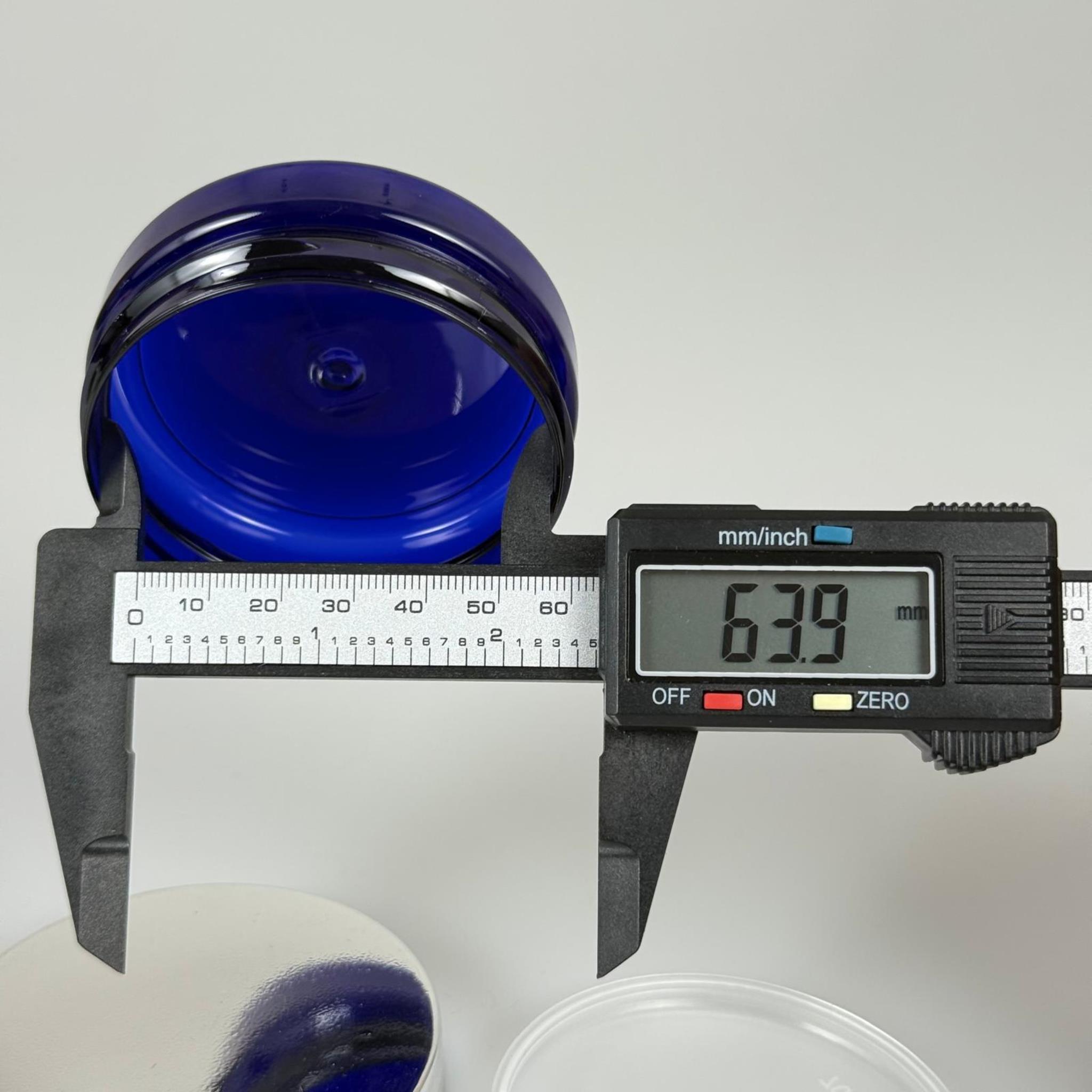 50 ML SERT PET KAVANOZ + GÜMÜŞ KAPLAMALI PLASTİK KAPAK + İÇ TIPA - 50 CC KALIN MAVİ PLASTİK KAVANOZ GÜMÜŞ KAPLAMALI PLASTİK KAPAKLI İÇ TIPALI TAKIM - KREM KAVANOZLARI