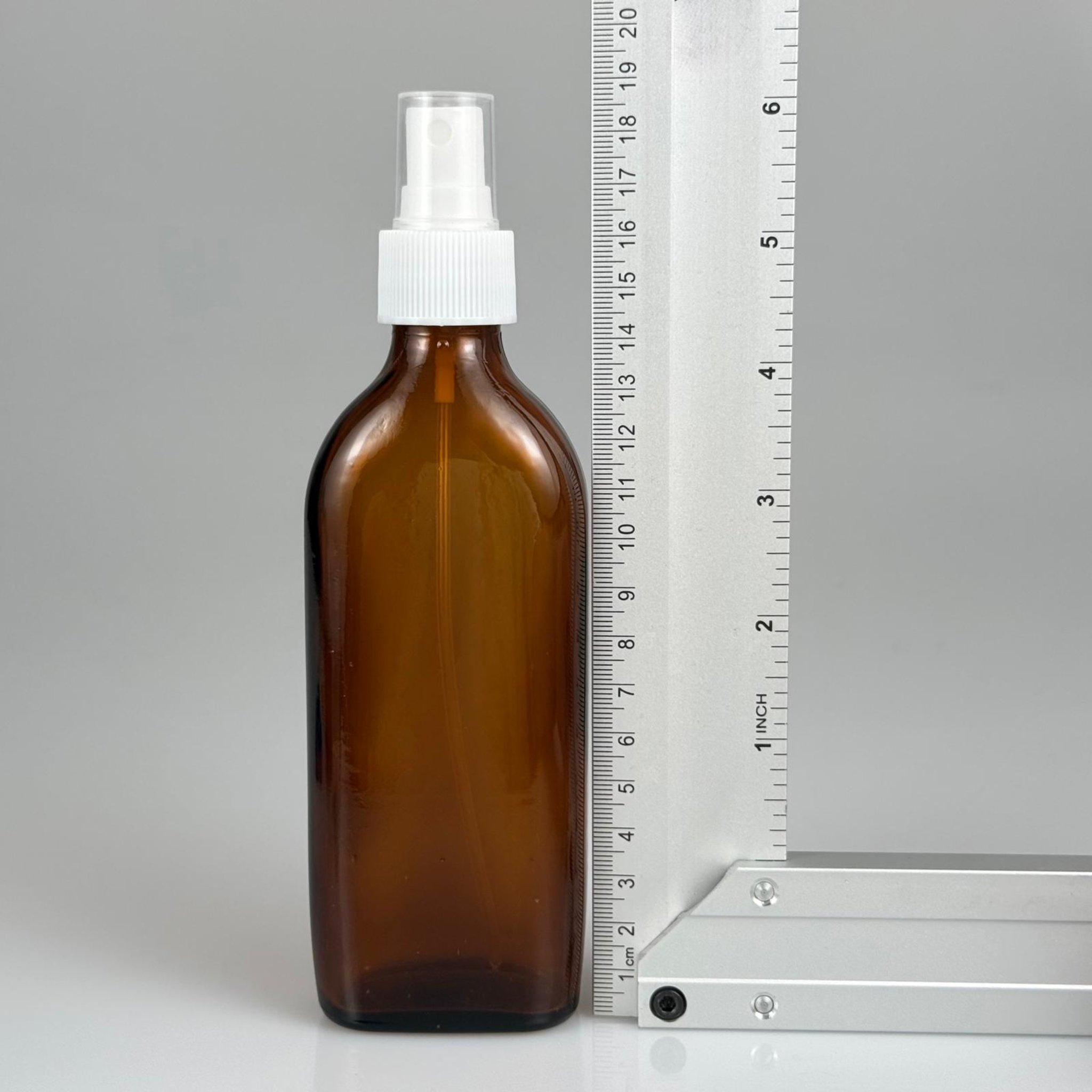 150 ML YASSI AMBER SPREYLİ CAM ŞİŞE - 150 CC YASSI KAHVERENGİ CAM ŞİŞE + 25 MM BEYAZ SPREY FISFIS TAKIM