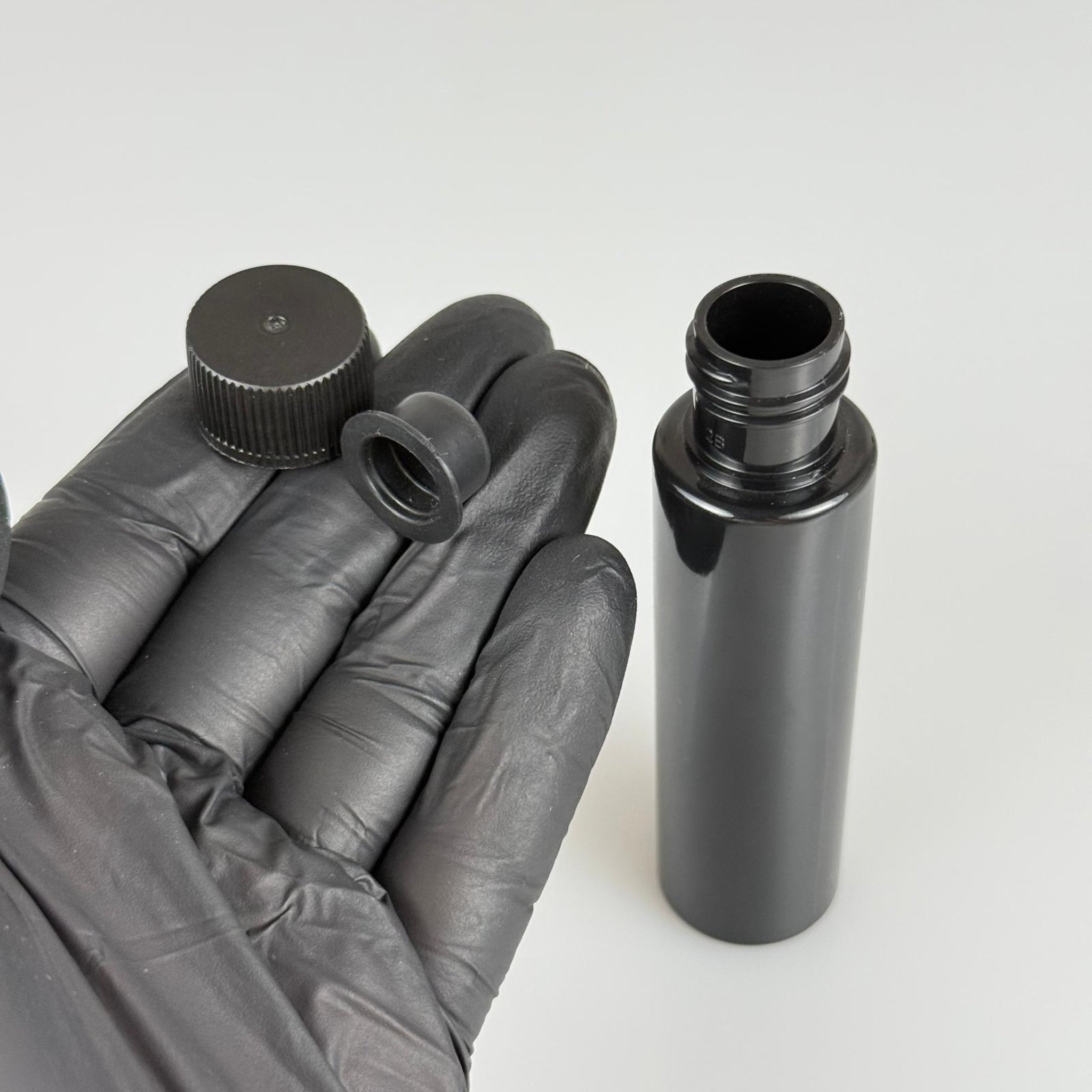 35 ML TIPALI, SIZDIRMAZ KAPAKLI PET ŞİŞE - 35 CC SİYAH PLASTİK ŞİŞE + CONTALI SİYAH KAPAK + SİYAH KÖR TIPA TAKIM