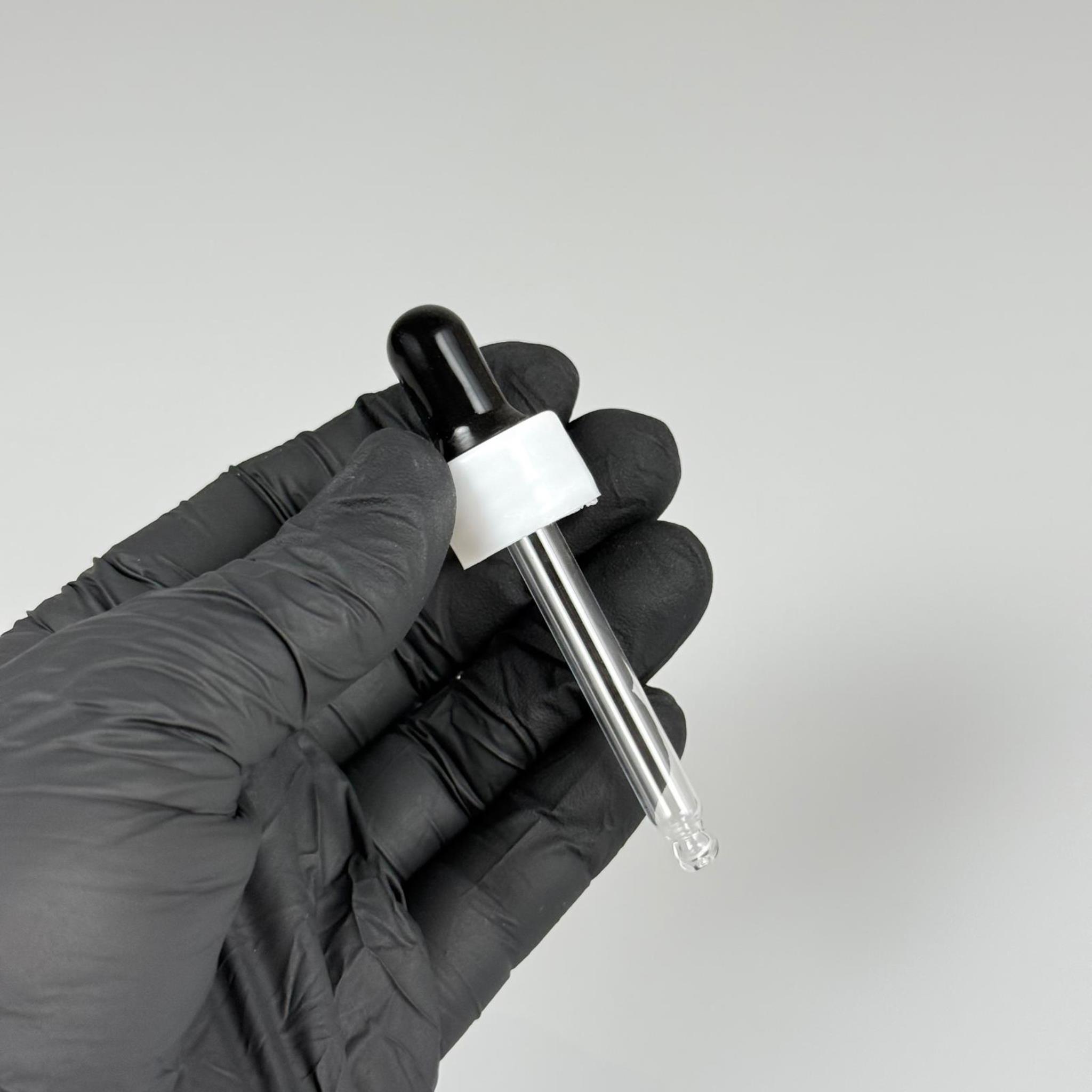 18 MM CAM DAMLALIKLI TAKIM - SİYAH EMZİK +  DELİKLİ PLASTİK DÜZ BEYAZ KAPAK + 65 MM CAM PİPET