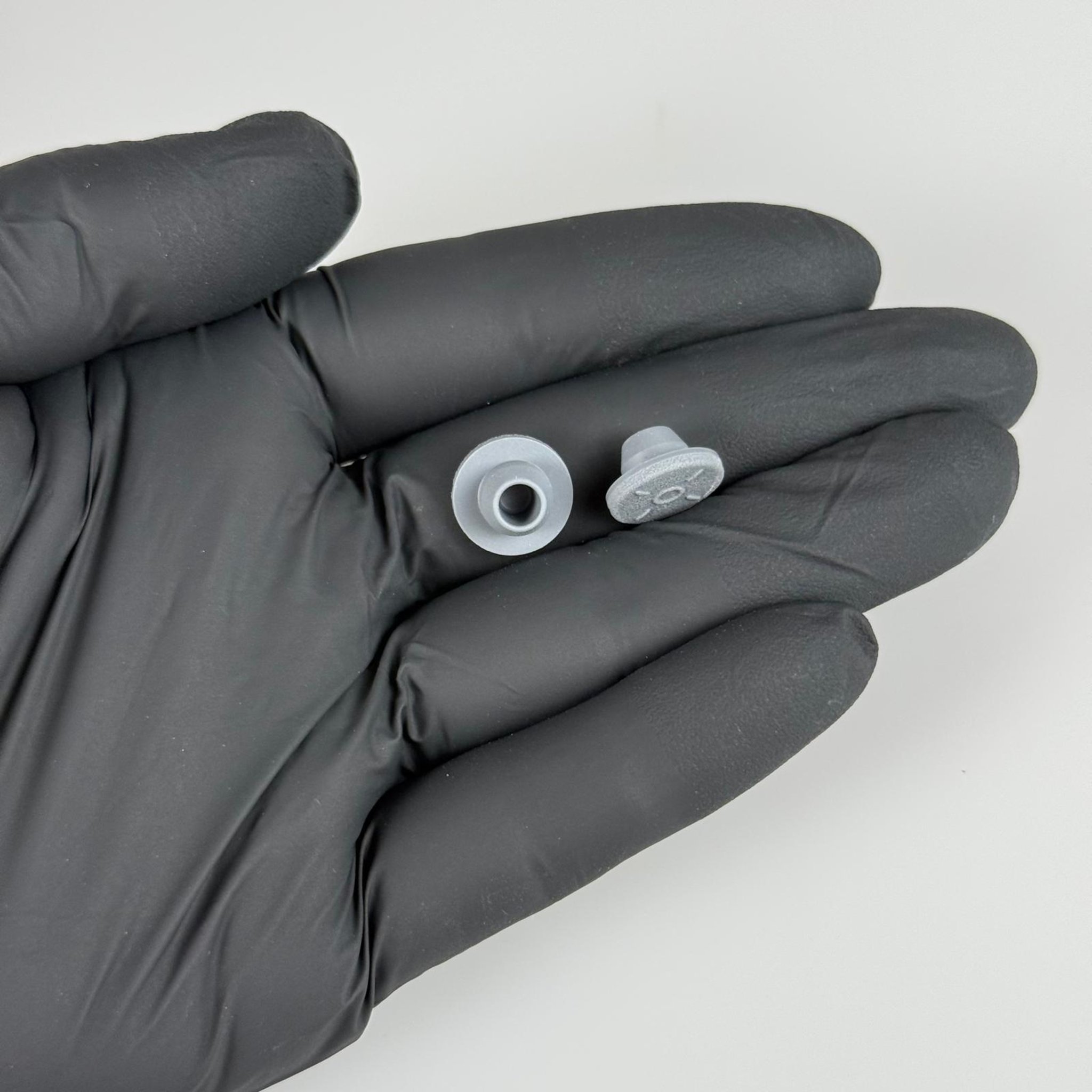 7,5 MM KAUÇUK TIPA - kaydırmaz şok darbe emici ayak, titreşim takozu, lastik conta, kör tıpa, kablo geçiş contası, mobilya ayağı için ses kesici, sızdırmazlık butonu vb. alanlarda kullanılabilir.