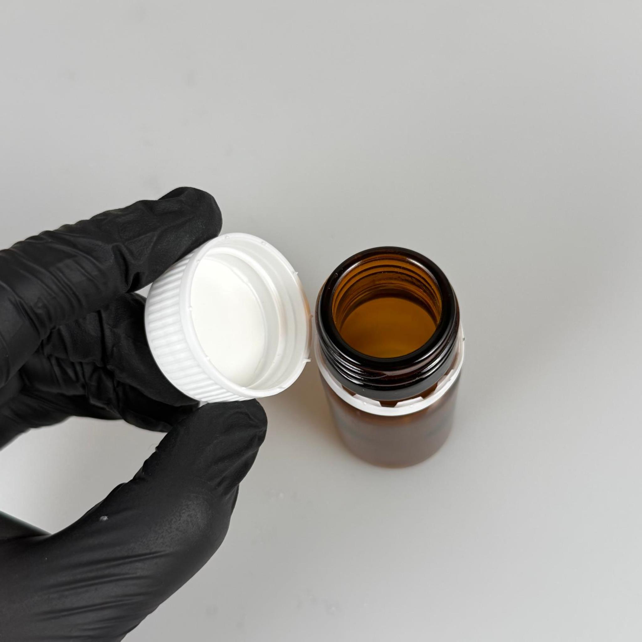 30 CC AMBER GENİŞ AĞIZLI CAM TABLET ŞİŞESİ  - BEYAZ KİLİTLİ CONTALI KAPAKLI