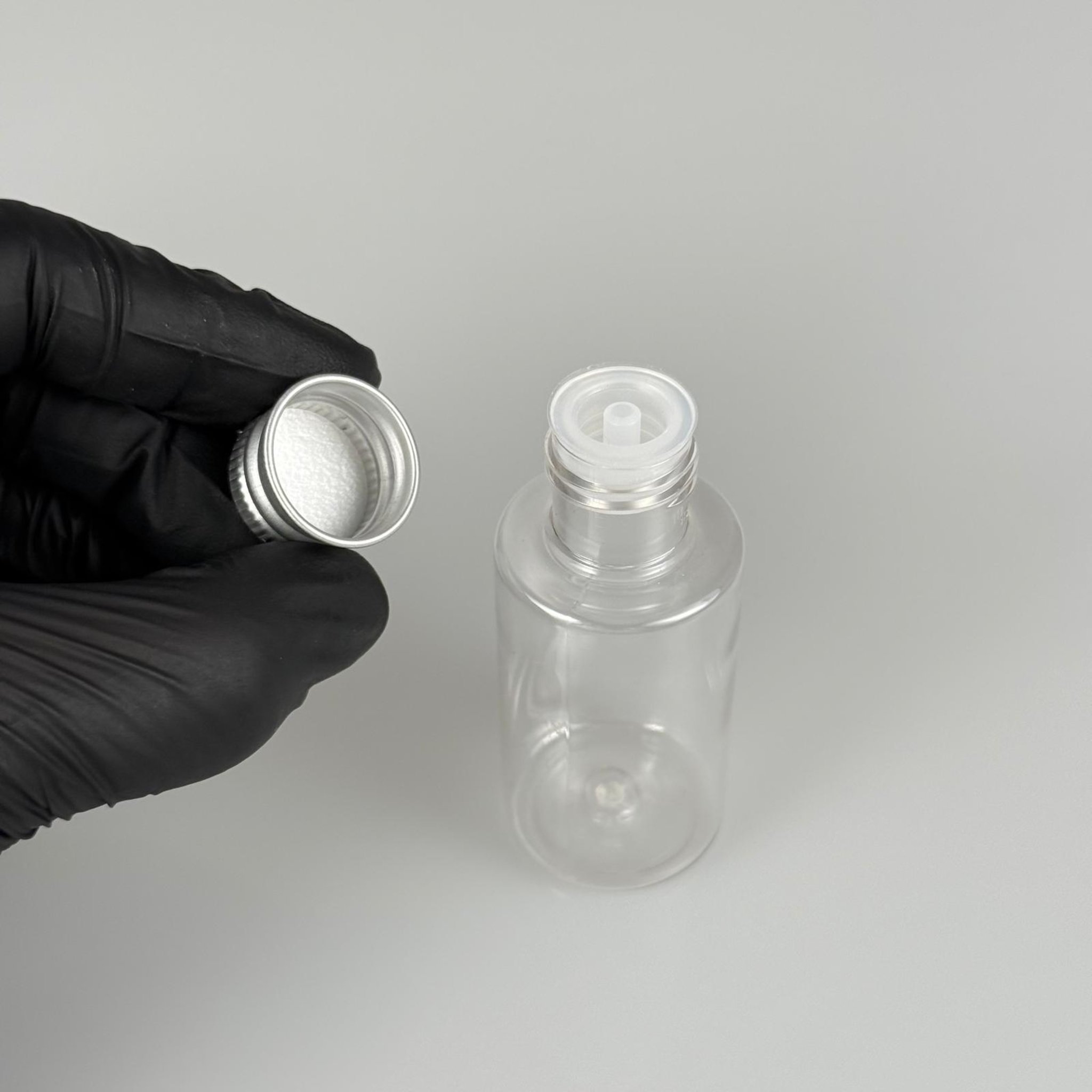 30 CC SİLİNDİR KISA MODEL PET ŞİŞE - KÖPÜK CONTALI GÜMÜŞ  ALÜMİNYUM METAL KAPAKLI + DAMLALIKLI KOLONYA TIPALII TAKIM - 30 ML ŞEFFAF PET ŞİŞE