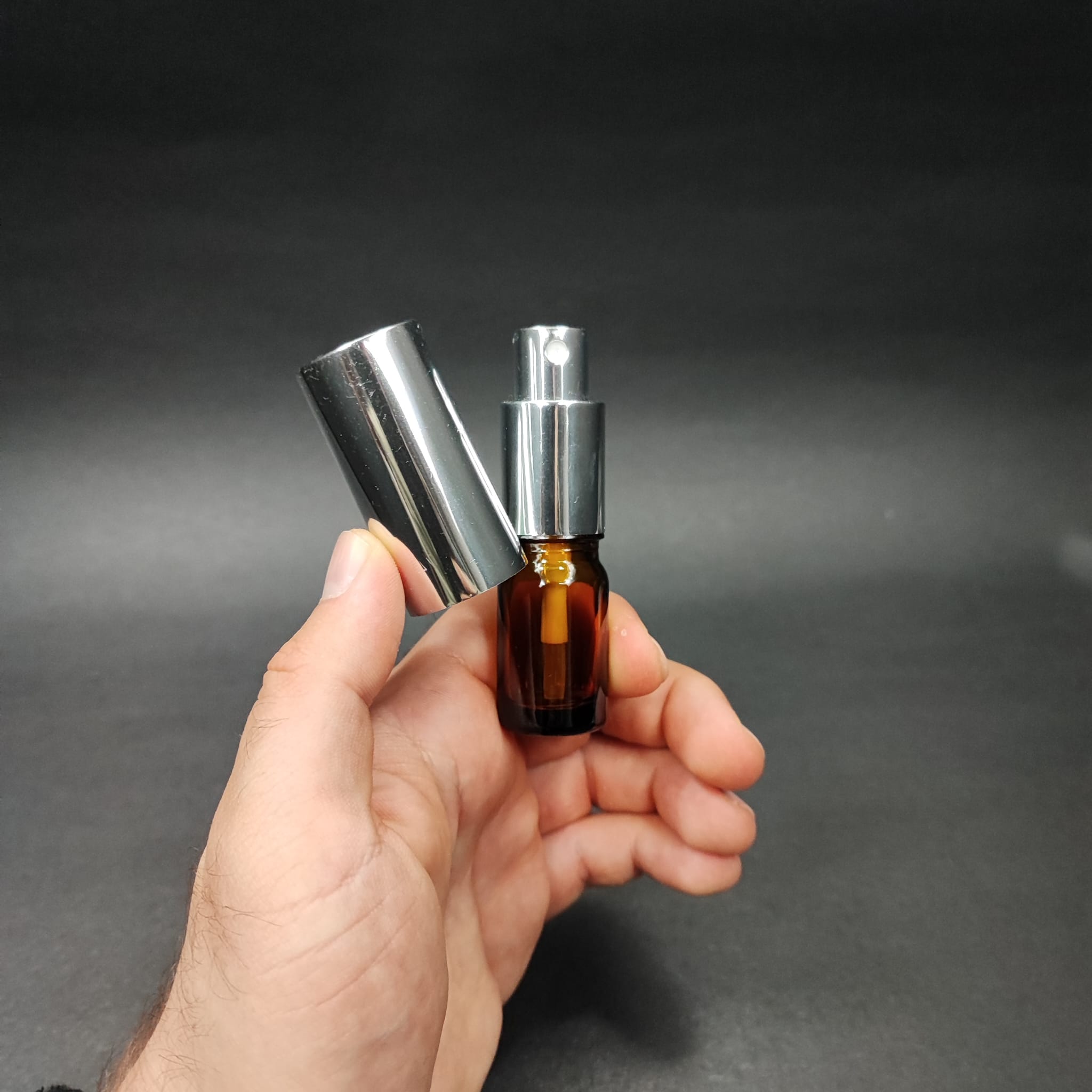 5 ML LÜKS VİDALI VALF ÇEVİRME PARFÜM ŞİŞELERİ - 5 CC AMBER CAM ŞİŞE - GÜMÜŞ METAL SPREYLİ KAPAKLI SET