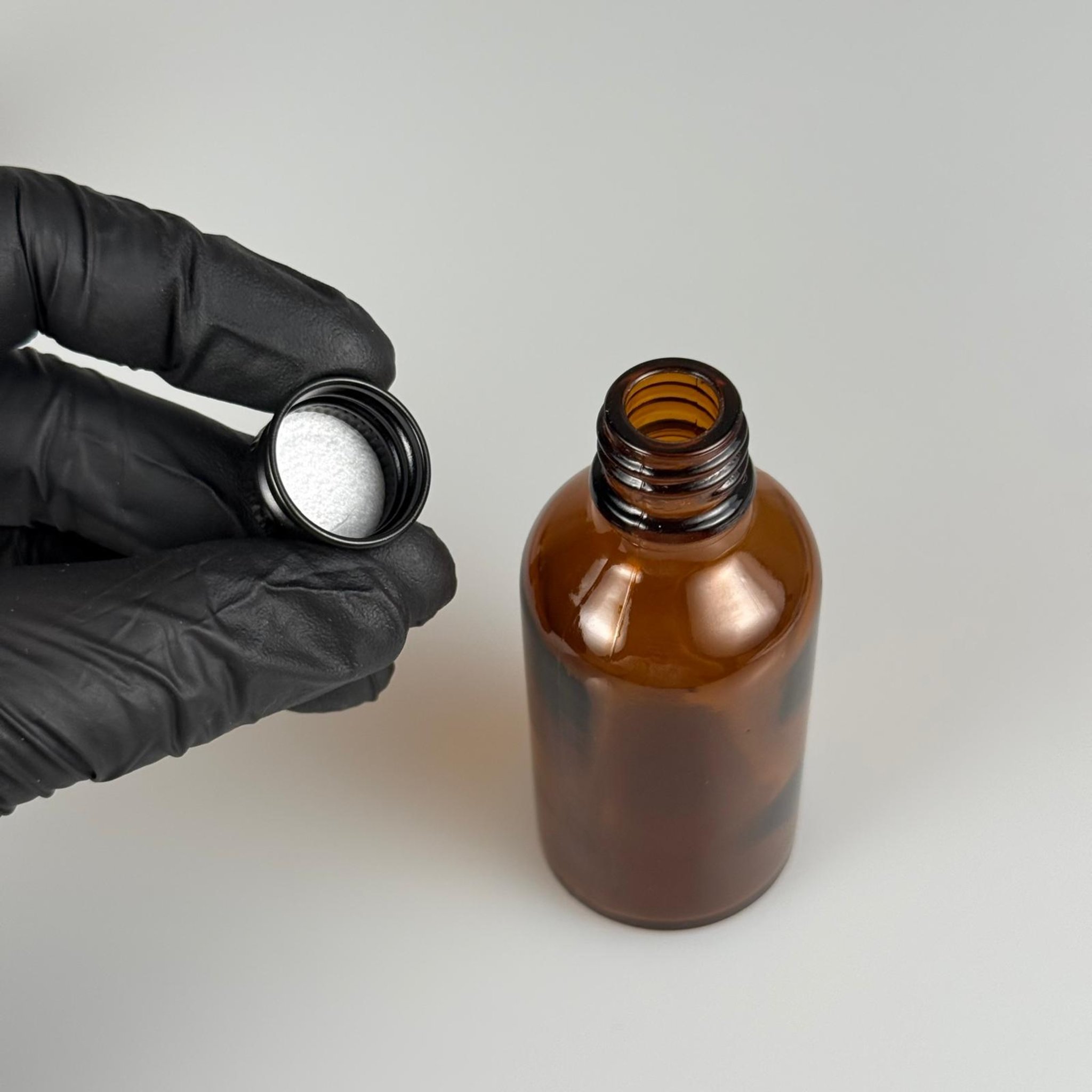 50 CC AMBER CAM ŞİŞE + KÖPÜK CONTALI SİYAH ALÜMİNYUM METAL KAPAKLI TAKIM - 50 ML KAHVERENGİ CAM ŞİŞE