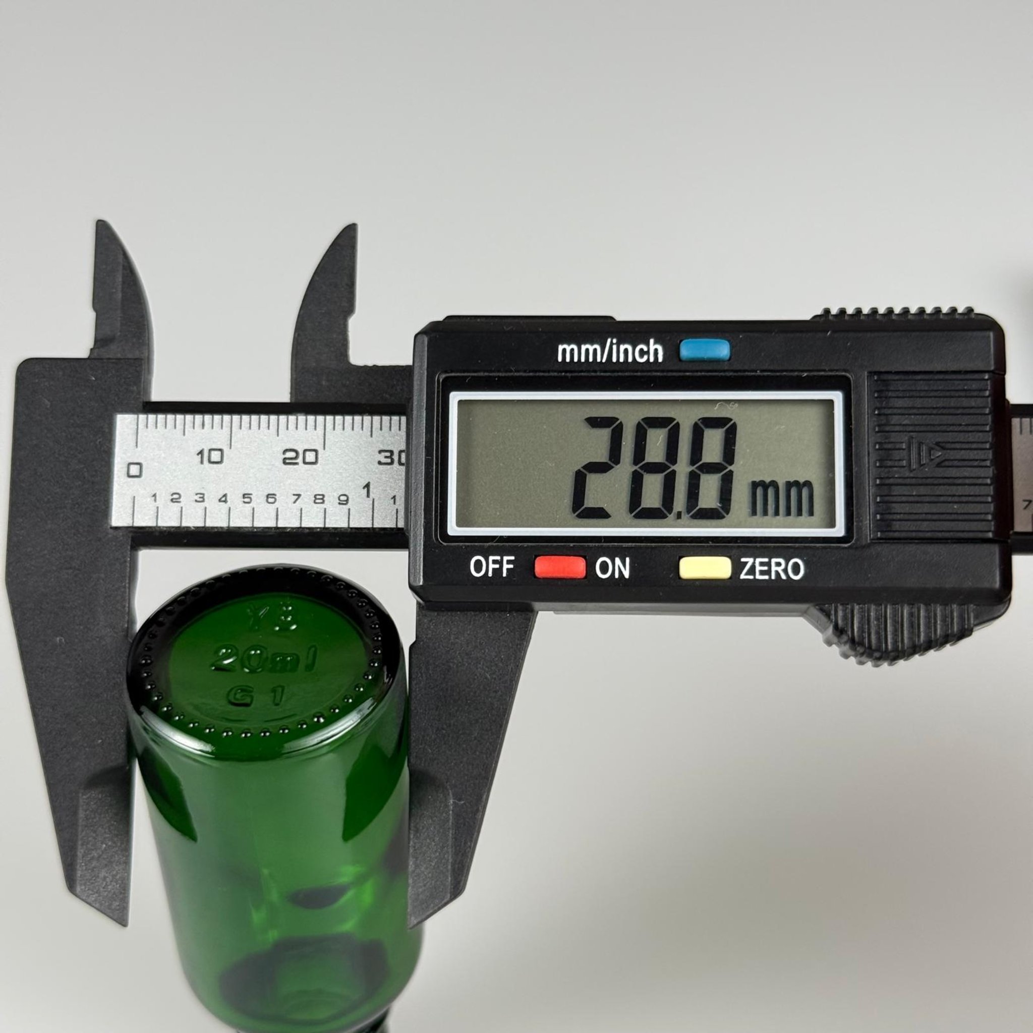 20 CC YEŞİL CAM ŞİŞE + KÖPÜK CONTALI SİYAH ALÜMİNYUM METAL KAPAKLI + KOLONYA TIPALI TAKIM - 20 ML YEŞİL CAM ŞİŞE