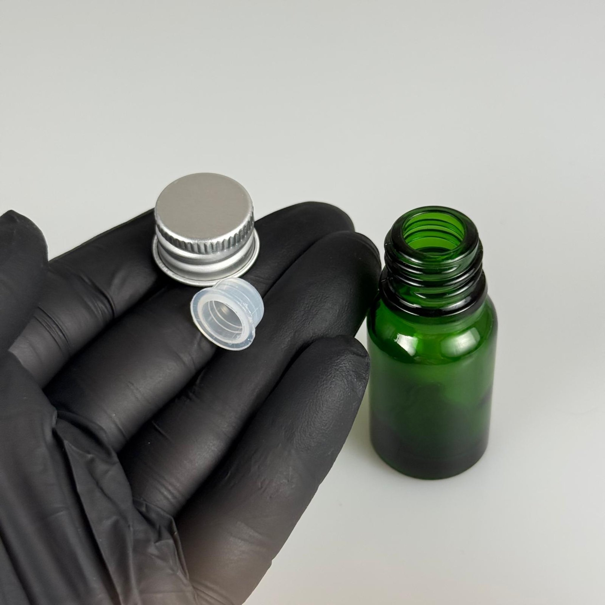 10 CC YEŞİL CAM ŞİŞE + KÖPÜK CONTALI GÜMÜŞ ALÜMİNYUM METAL KAPAKLI + KÖR TIPALI TAKIM - 10 ML YEŞİL CAM ŞİŞE