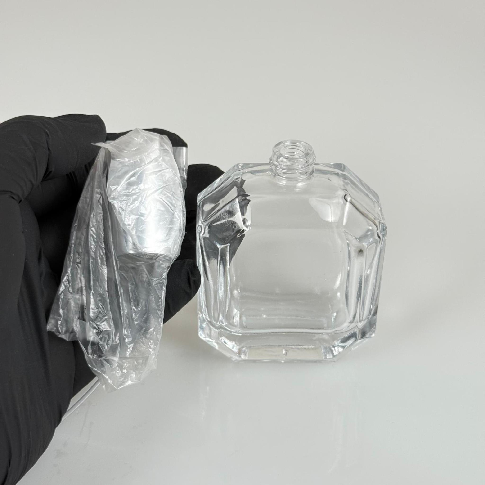 50 ML KAZABLANKA MODEL KÖŞELİ PARFÜM ŞİŞESİ - GÜMÜŞ METALE METAL SPREYLİ SET (AĞIZ 13 MM VİDALI) TEKRAR DOLDURULABİLİR