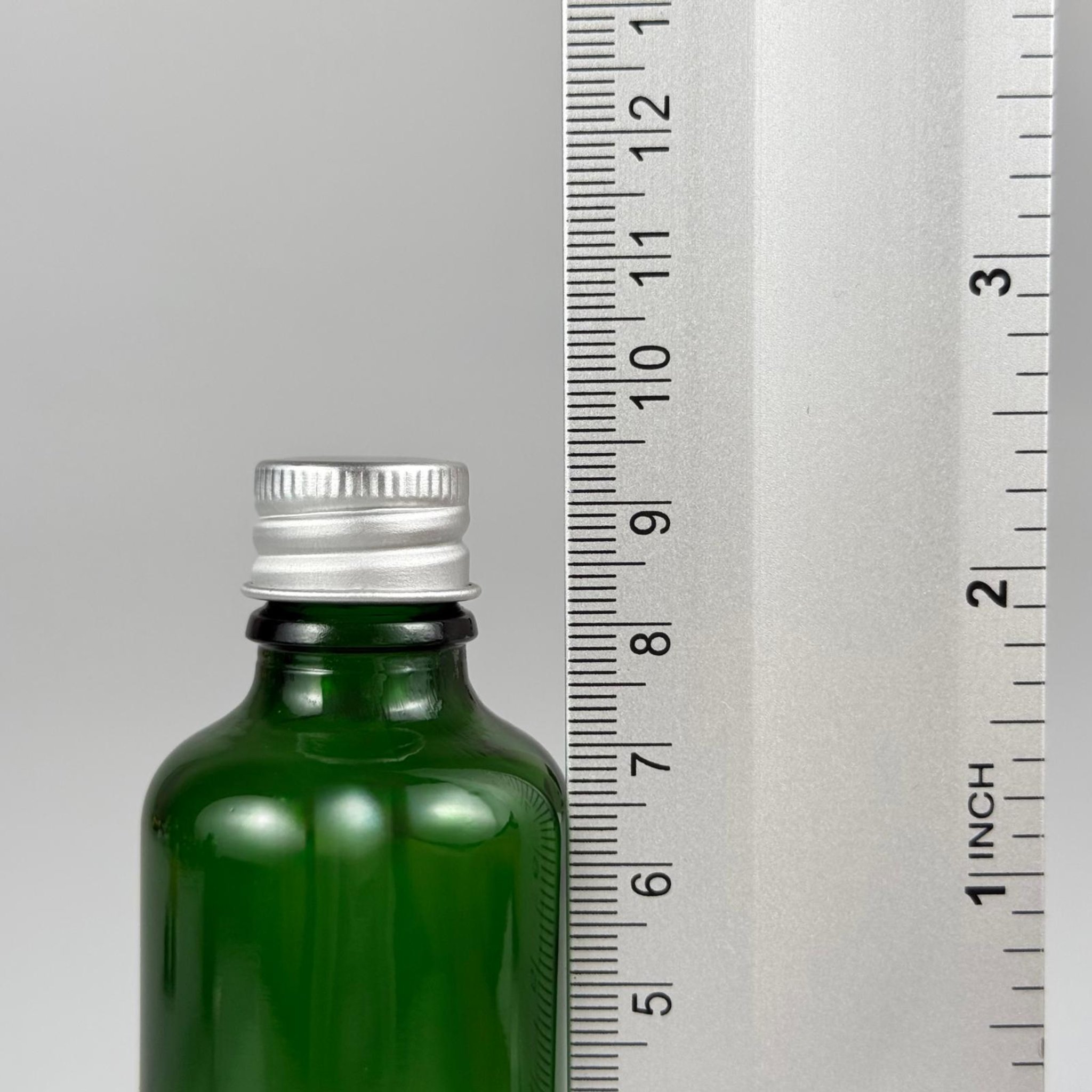 50 CC YEŞİL CAM ŞİŞE + KÖPÜK CONTALI GÜMÜŞ ALÜMİNYUM METAL KAPAKLI + DAMLALIKLI KOLONYA TIPALI TAKIM - 50 ML YEŞİL CAM ŞİŞE