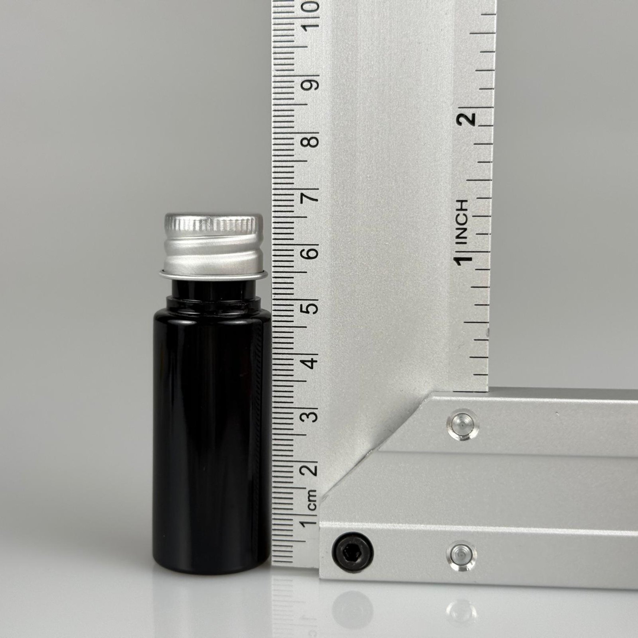 15 CC SİYAH SİLİNDİR PET ŞİŞE + KÖPÜK CONTALI GÜMÜŞ ALÜMİNYUM METAL KAPAKLI TAKIML - 15 ML SİYAH PET ŞİŞE