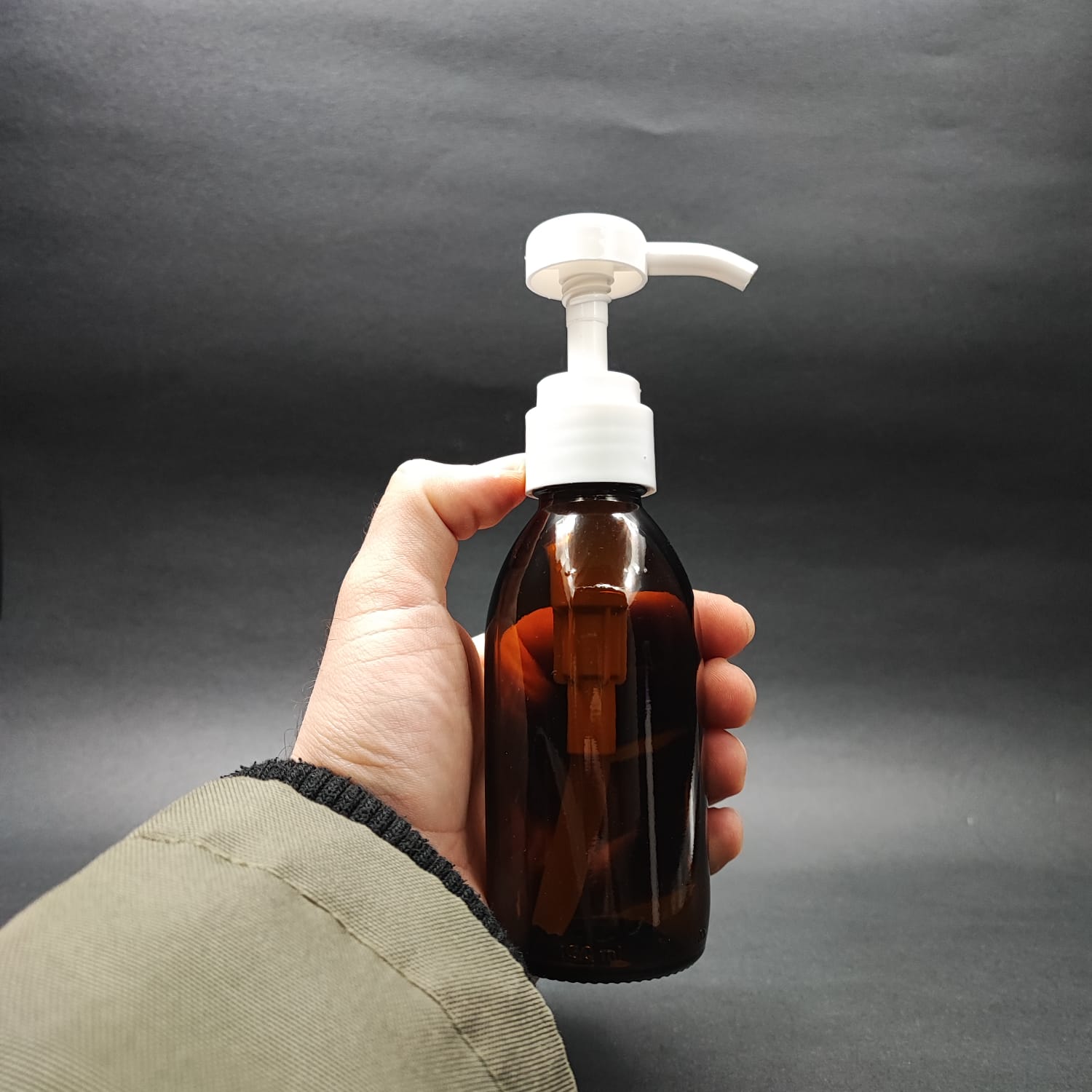 150 CC AMBER CAM ŞİŞE - BEYAZ DOZAJ POMPALI (HER BASMADA 4 CC SIVI ATAR) - 150 ML POMPALI ŞİŞE - ŞURUP, ŞAMPUAN, KREM GİBİ YOĞUN KIVAMLI SIVILARDA KULLANILIR