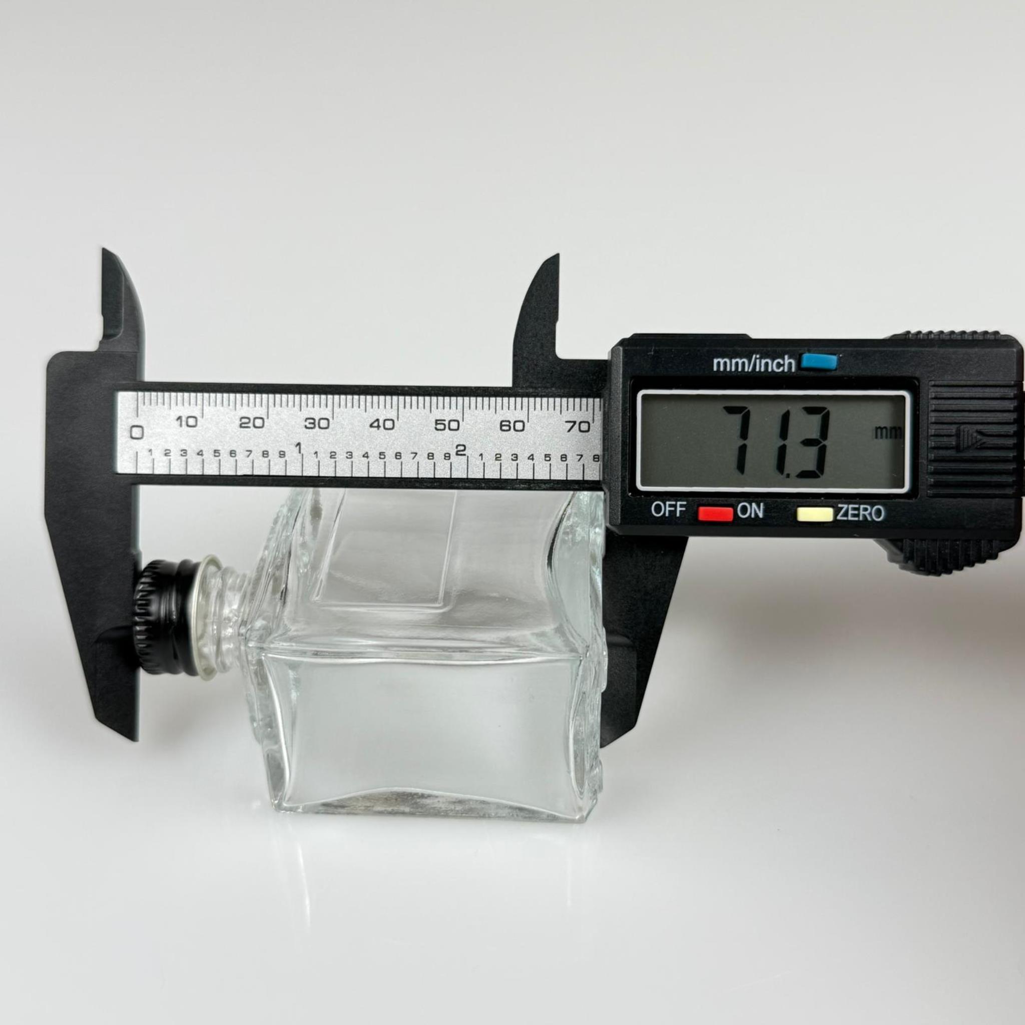 50 CC KÖŞELİ PRİZMA CAM ŞİŞE - SİYAH METAL KAPAKLI KOLONYA TIPALI - 50 ML PRESTİJLİ ŞİŞE