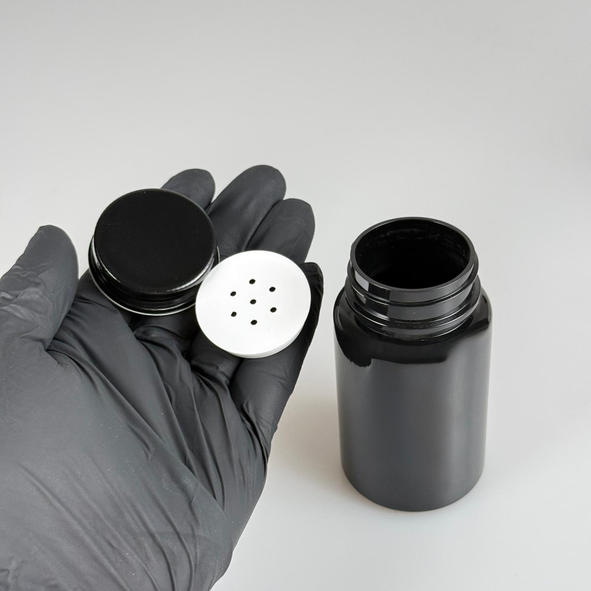 100 CC SİYAH PET PUDRA ŞİŞESİ + KÖPÜK CONTALI SİYAH METAL KAPAKLI + PUDRA TIPALI TAKIM - 100 ML PUDRA KUTUSU, EKO TUZLUK