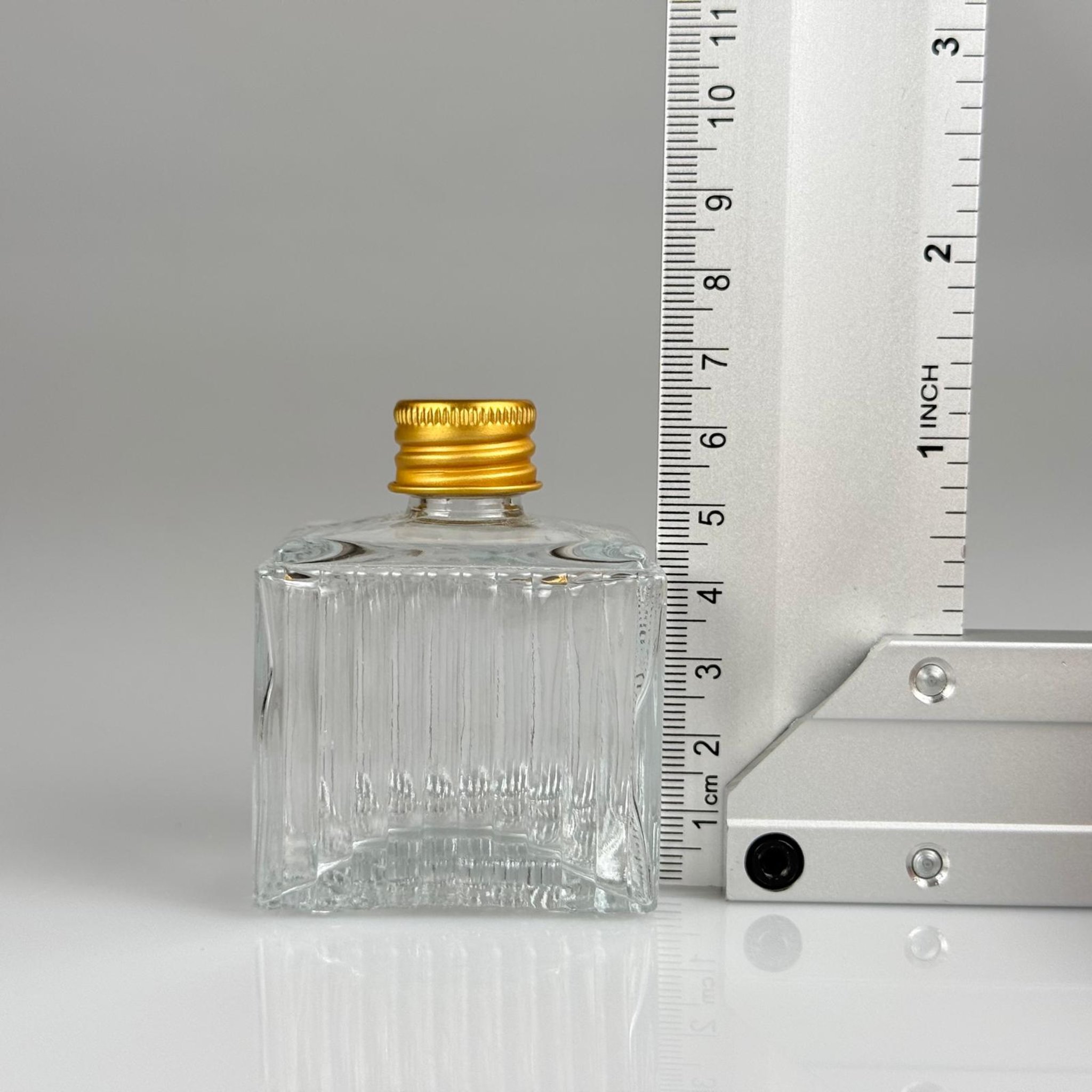 50 CC KÖŞELİ DESENLİ ÇİZGİLİ CAM ŞİŞE + GOLD ALÜMİNYUM METAL KAPAKLI TAKIM - 50 ML PRESTİJLİ ŞİŞE