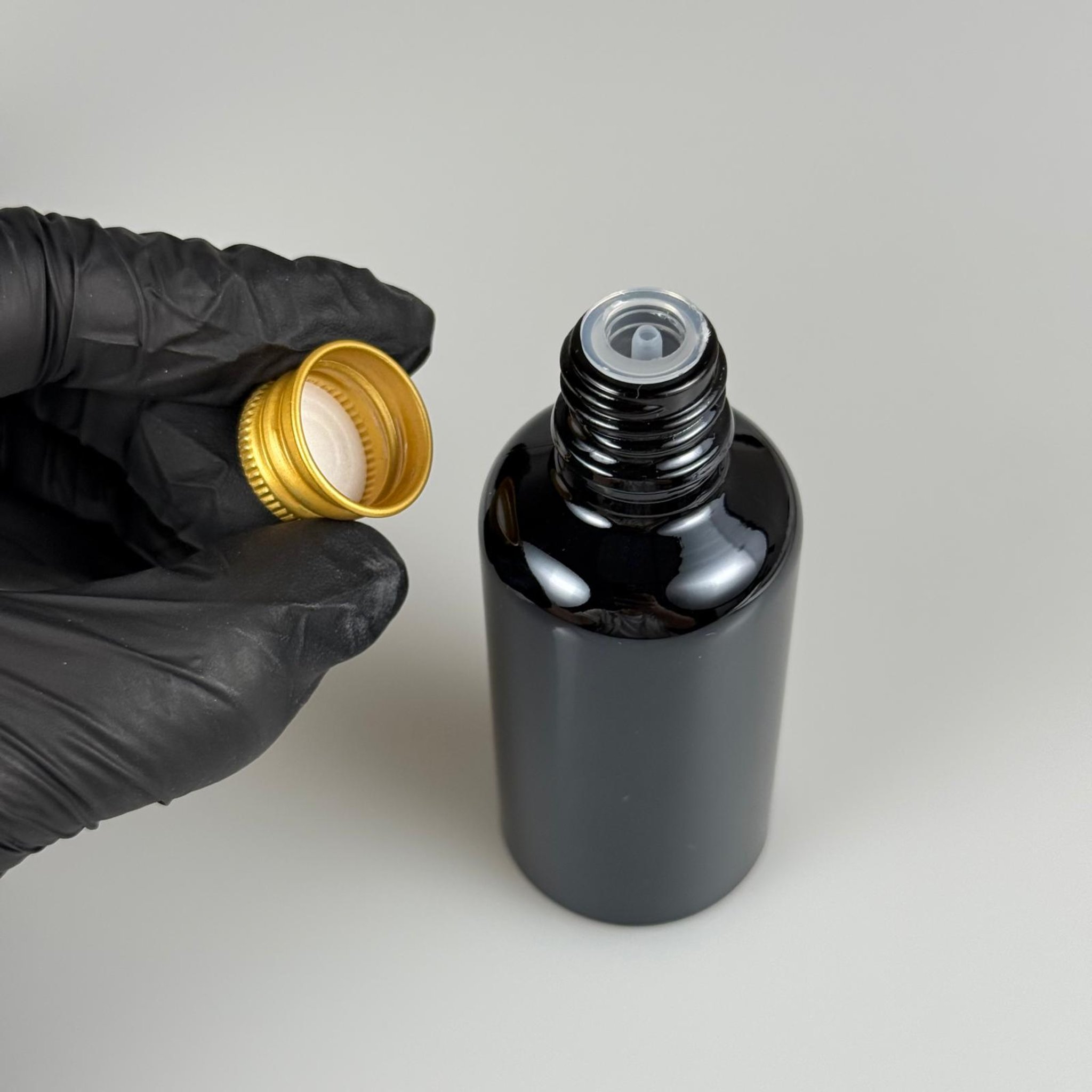 50 CC SİYAH CAM ŞİŞE + KÖPÜK CONTALI GOLD ALÜMİNYUM METAL KAPAKLI + DAMLALIKLI KOLONYA TIPALI TAKIM - 50 ML SİYAH CAM ŞİŞE