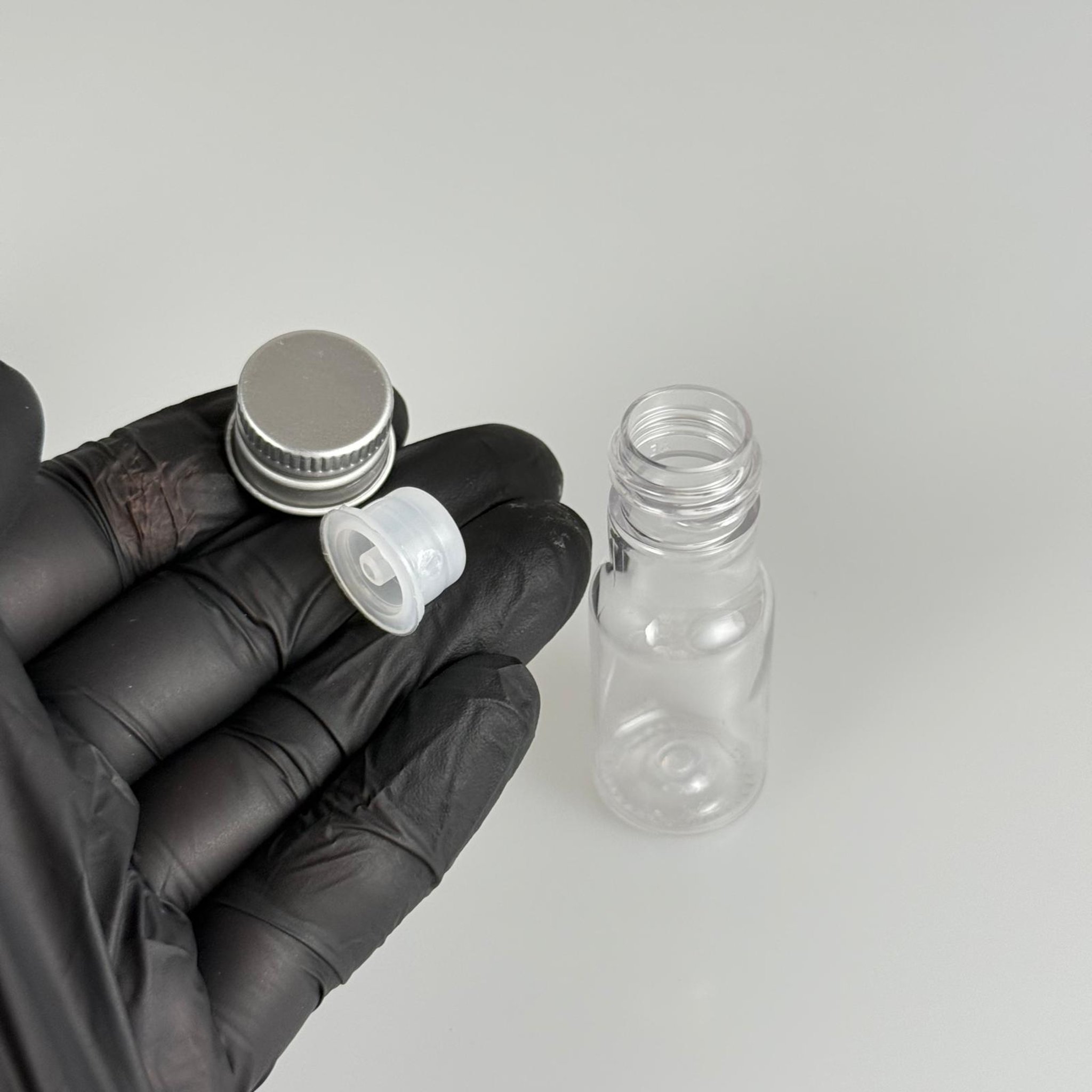 10 CC ŞEFFAF PET ŞİŞE + KÖPÜK CONTALI GÜMÜŞ ALÜMİNYUM METAL KAPAKLI + DAMLALIKLI KOLONYA TIPALI TAKIM - 10 ML PLASTİK ŞİŞE (SİLME 15 CC)
