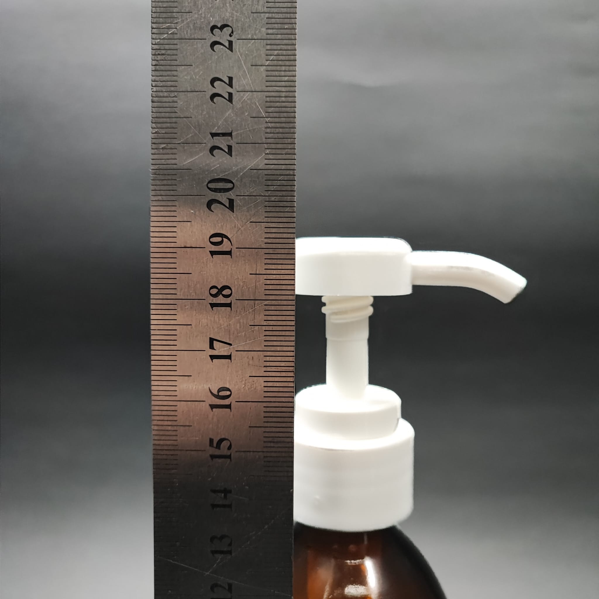 250 CC AMBER CAM ŞİŞE - BEYAZ DOZAJ POMPALI (HER BASMADA 4 CC SIVI ATAR) - 250 ML POMPALI ŞİŞE - ŞURUP, ŞAMPUAN, KREM GİBİ YOĞUN KIVAMLI SIVILARDA KULLANILIR