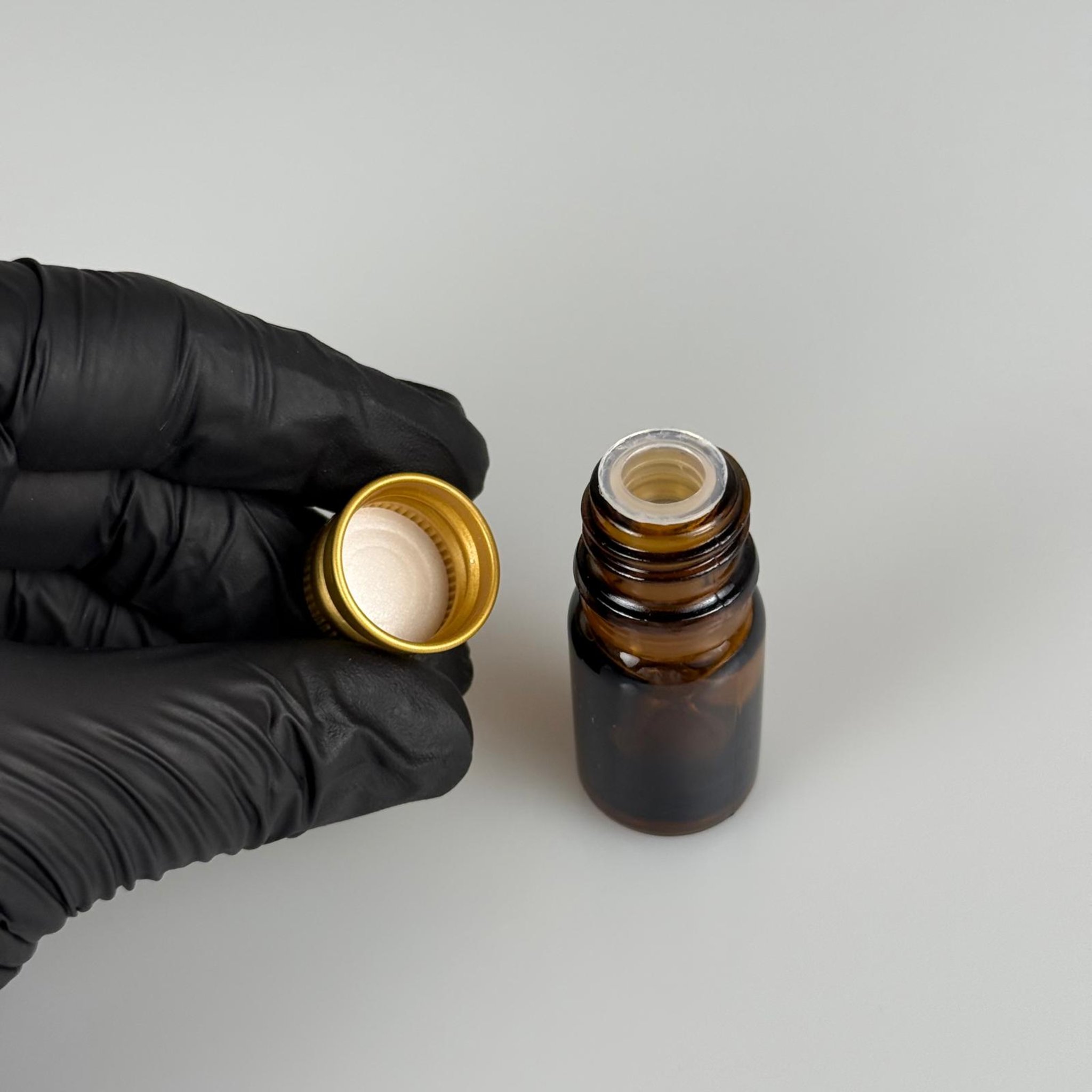 5 CC AMBER CAM ŞİŞE + KÖPÜK CONTALI GOLD ALÜMİNYUM METAL KAPAKLI + KÖR TIPALI TAKIM - 5 ML KAHVERENGİCAM ŞİŞE
