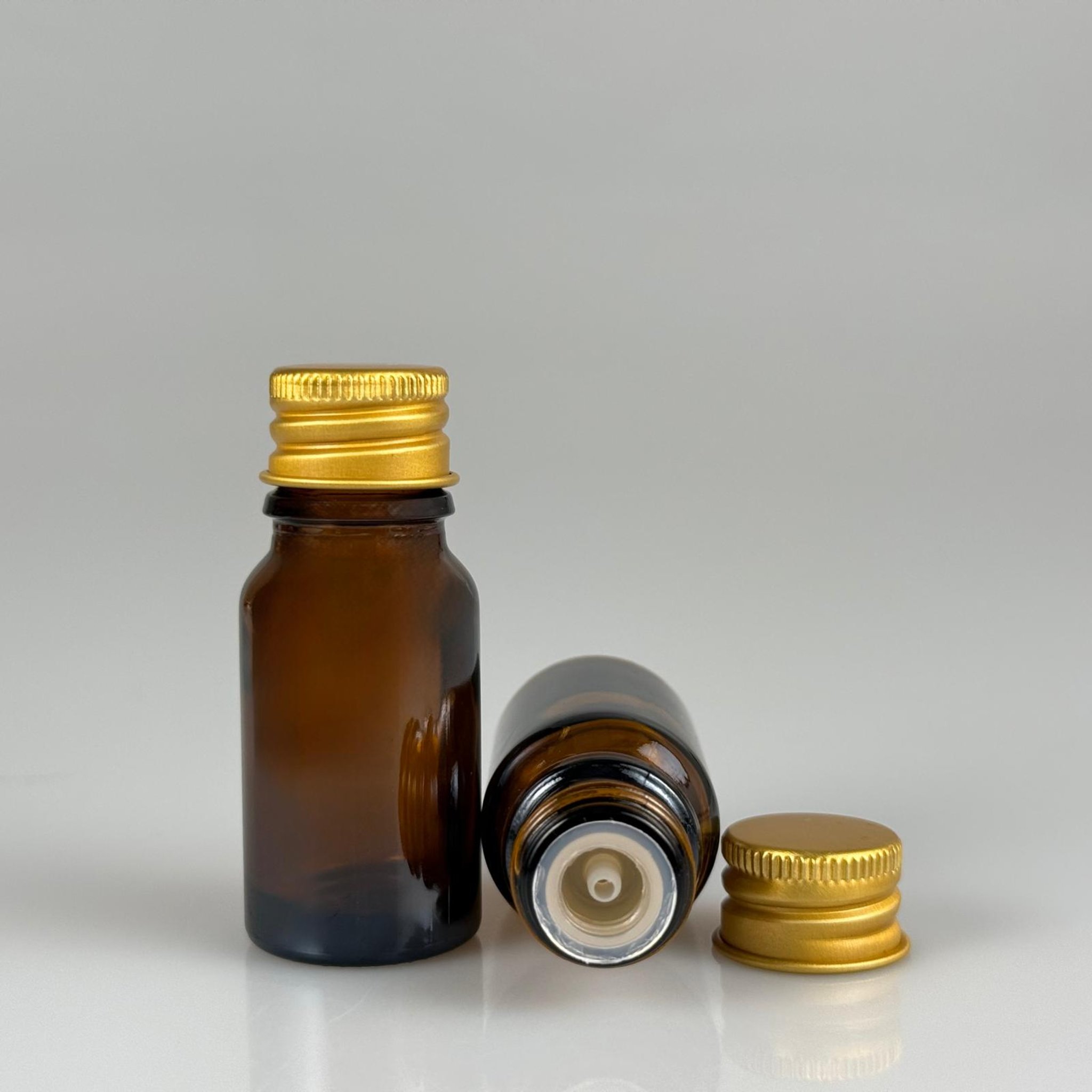 10 CC AMBER CAM ŞİŞE + KÖPÜK CONTALI GOLD ALÜMİNYUM METAL KAPAKLI + DAMLALIKLI KOLONYA TIPALI TAKIM - 10 ML KAHVERENGİ CAM ŞİŞE