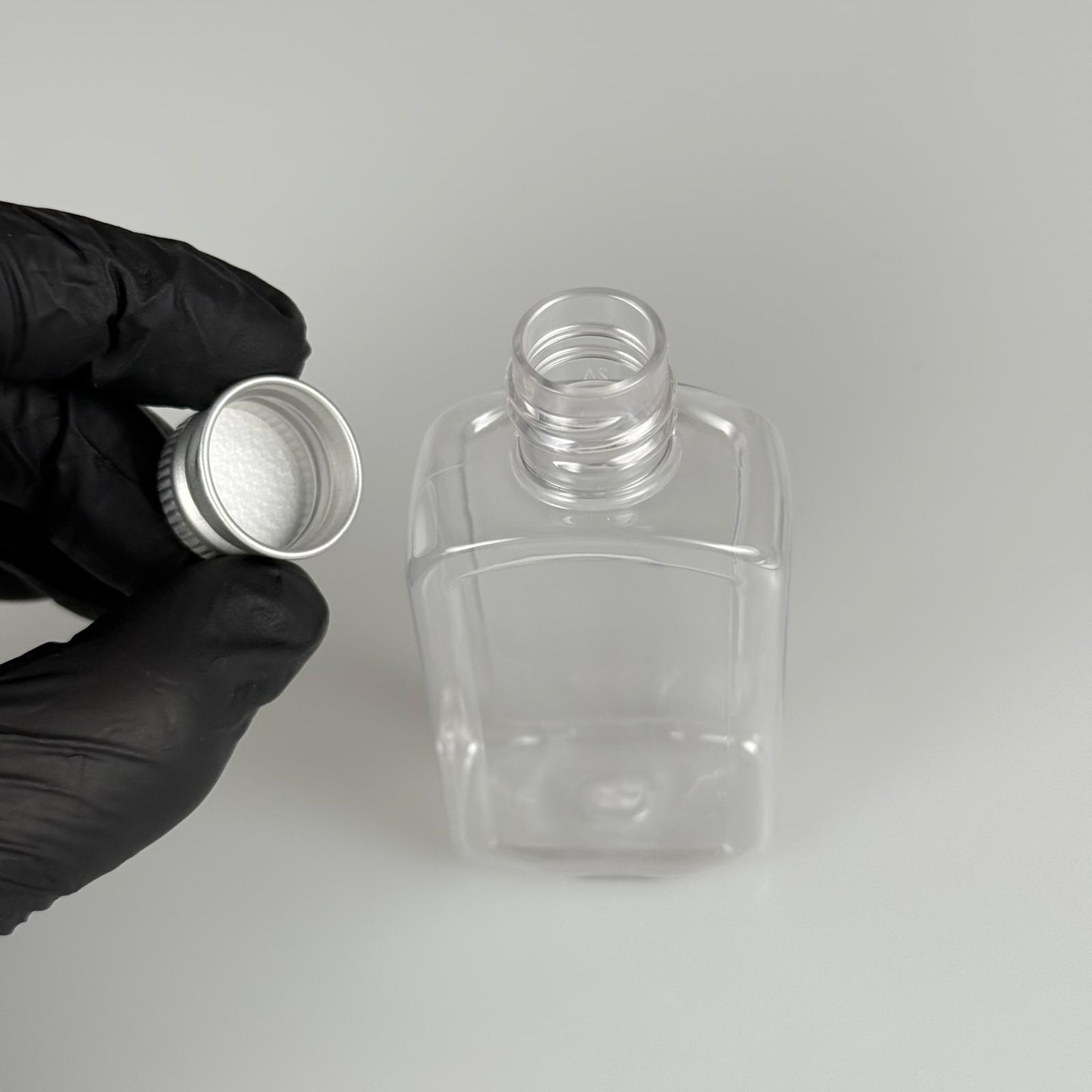 50 CC ŞEFFAF YASSI KÖŞELİ MODEL PET ŞİŞE + KÖPÜK CONTALI GÜMÜŞ ALÜMİNYUM METAL KAPAKLI TAKIM - 50 ML PLASTİK ŞİŞE