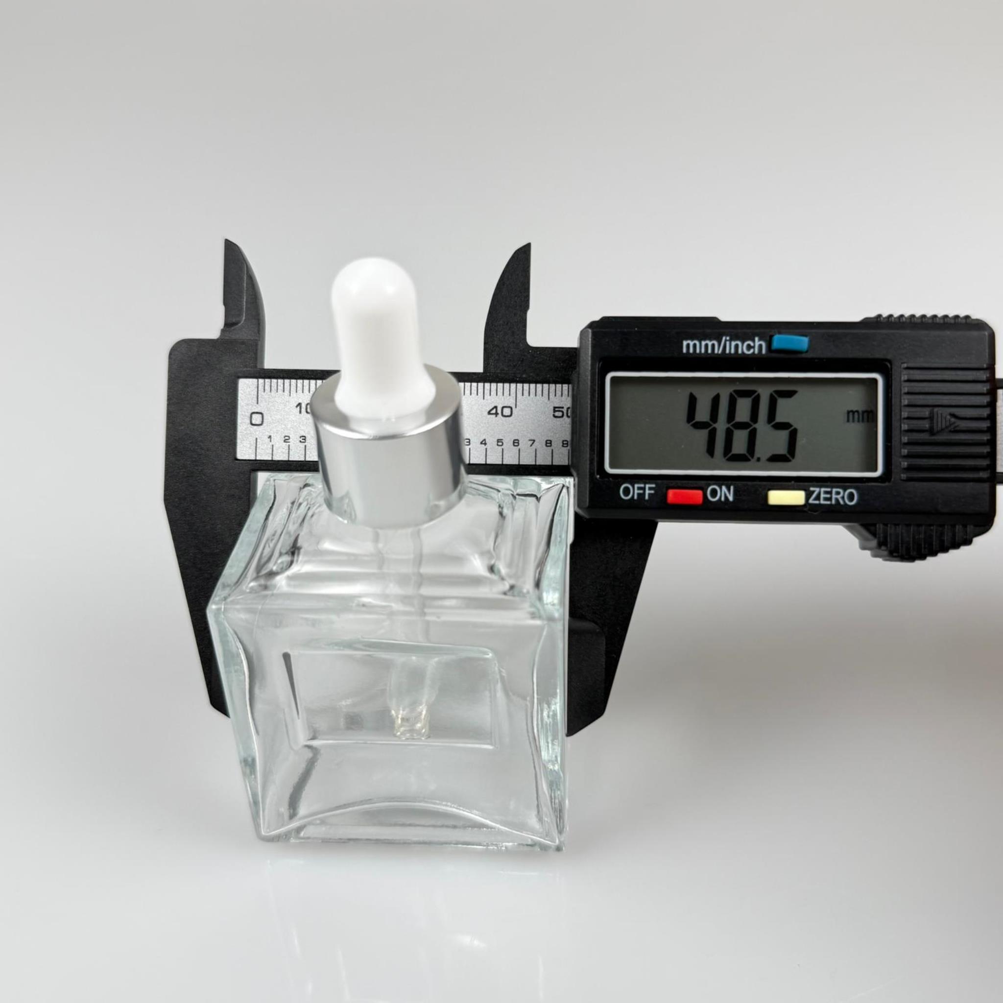 50 CC KÖŞELİ PRİZMA PRESTİJLİ CAM DAMLALIKLI ŞİŞE - BEYAZ EMZİK - GÜMÜŞ METALİK KAPAK - 50 ML CAM DAMLALIKLI ŞİŞE - DAMLALIKLI BOŞ ŞİŞE