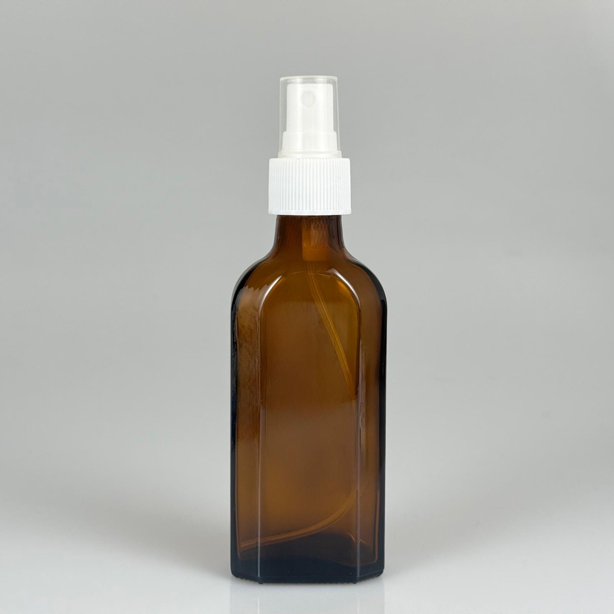100 ML YASSI AMBER SPREYLİ CAM ŞİŞE - 100 CC YASSI KAHVERENGİ CAM ŞİŞE + 25 MM BEYAZ SPREY FISFIS TAKIM