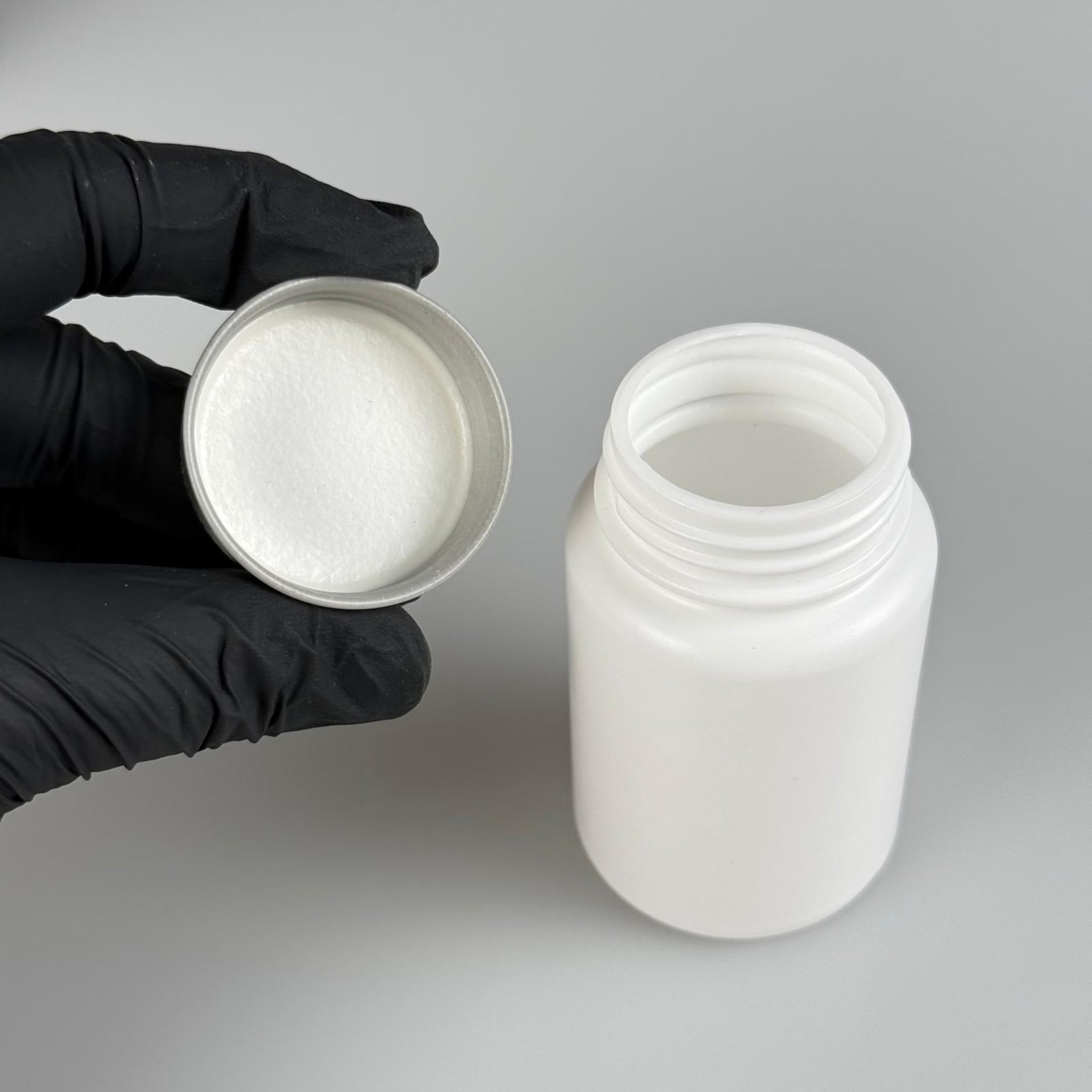 100 CC BEYAZ SERT POLİETİLEN ŞİŞE + GÜMÜŞ METAL KAPAKLI - 100 ML POLİETİLEN ŞİŞE