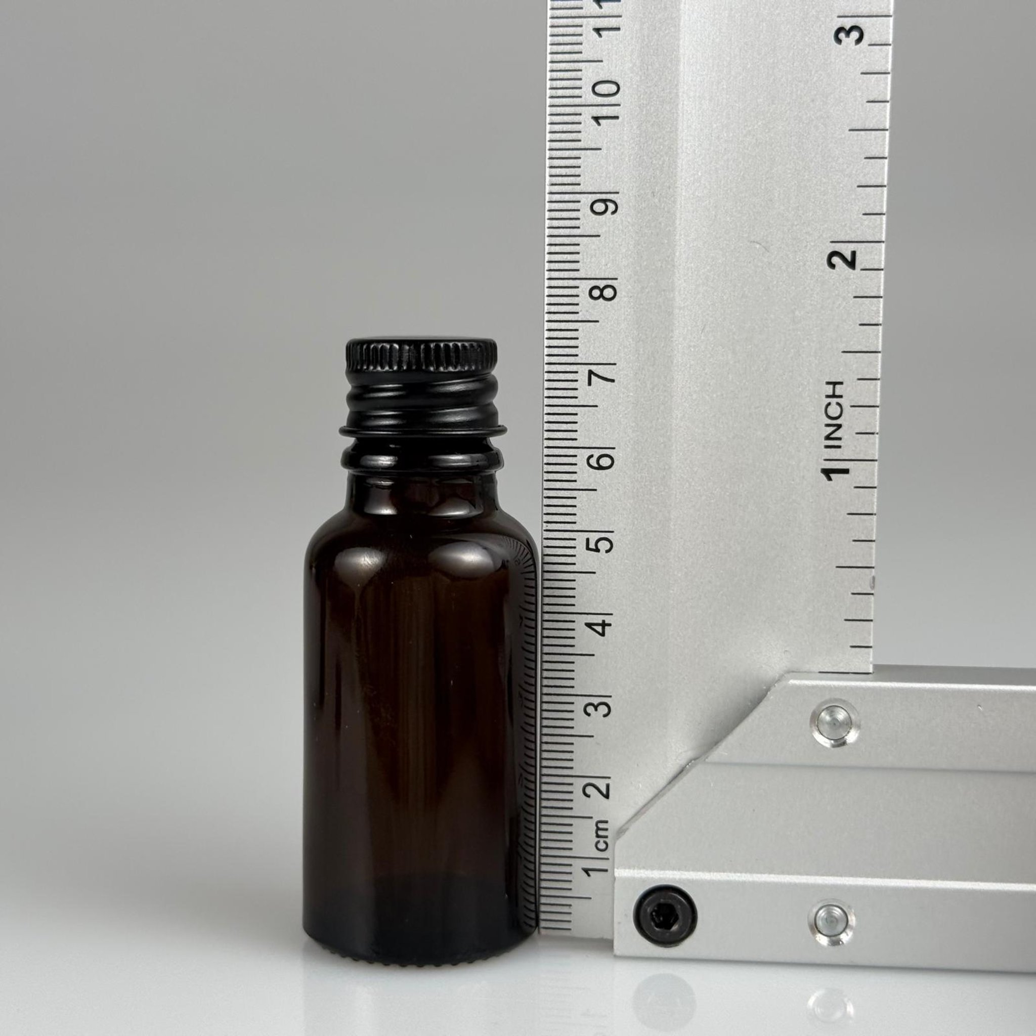 20 CC AMBER CAM ŞİŞE + KÖPÜK CONTALI SİYAH ALÜMİNYUM METAL KAPAKLI + DAMLALIKLI KOLONYA TIPALI TAKIM - 20 ML KAHVERENGİ CAM ŞİŞE
