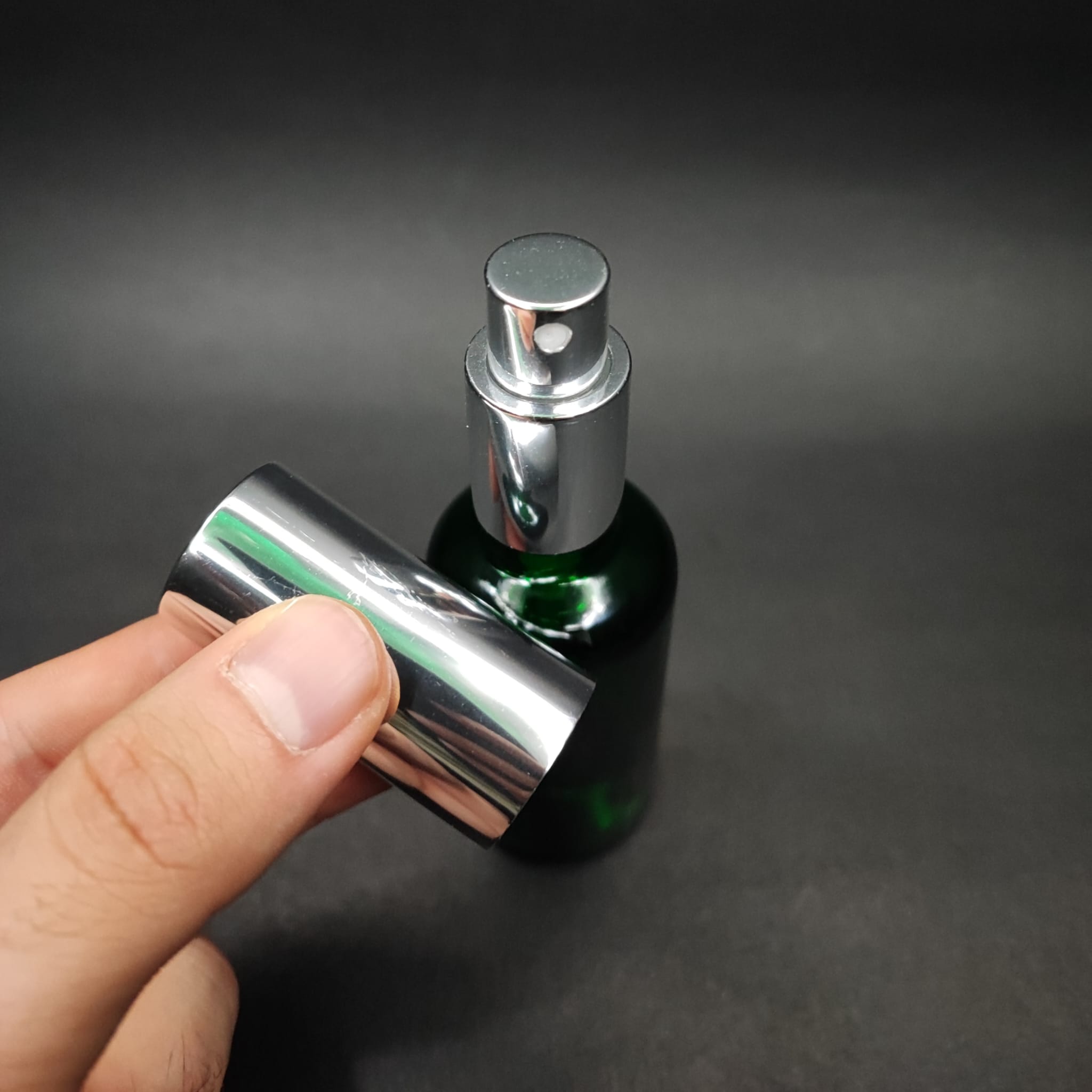 50 ML LÜKS VİDALI VALF ÇEVİRME PARFÜM ŞİŞELERİ - 50 CC YEŞİL CAM ŞİŞE - GÜMÜŞ METAL SPREYLİ KAPAKLI SET