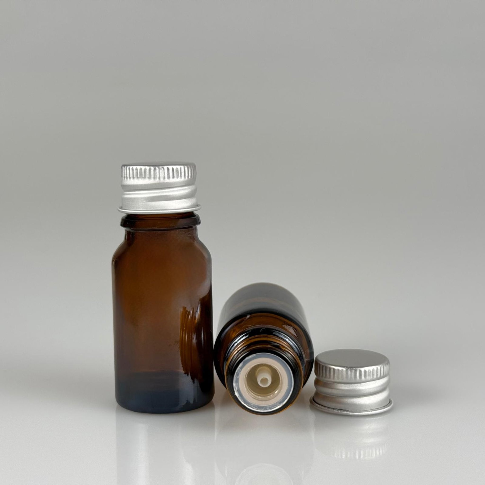10 CC AMBER CAM ŞİŞE + KÖPÜK CONTALI GÜMÜŞ ALÜMİNYUM METAL KAPAKLI + DAMLALIKLI KOLONYA TIPALI TAKIM - 10 ML KAHVERENGİ CAM ŞİŞE