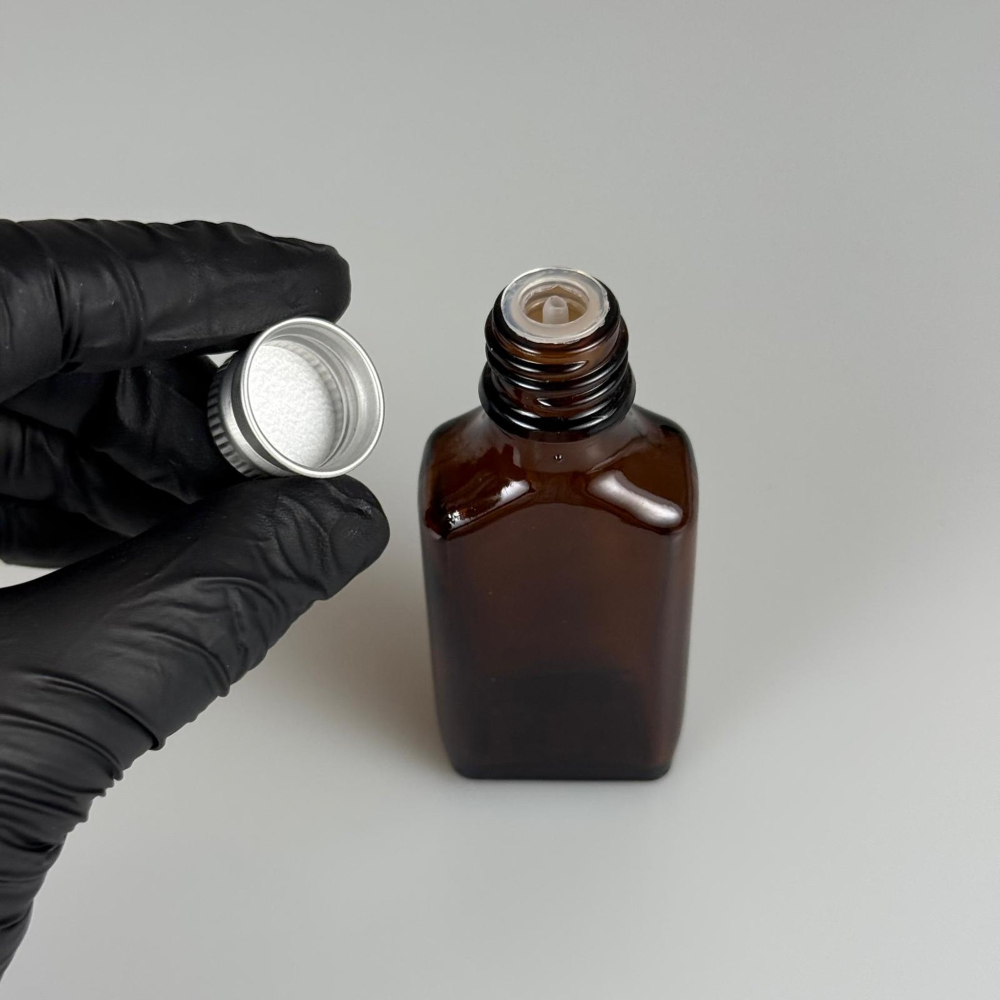 30 CC AMBER YASSI CAM ŞİŞE + GOLD ALÜMİNYUM METAL KAPAKLI + DAMLALIKLI KOLONYA TIPALI TAKIM - 30 ML KAHVERENGİ CAM ŞİŞE