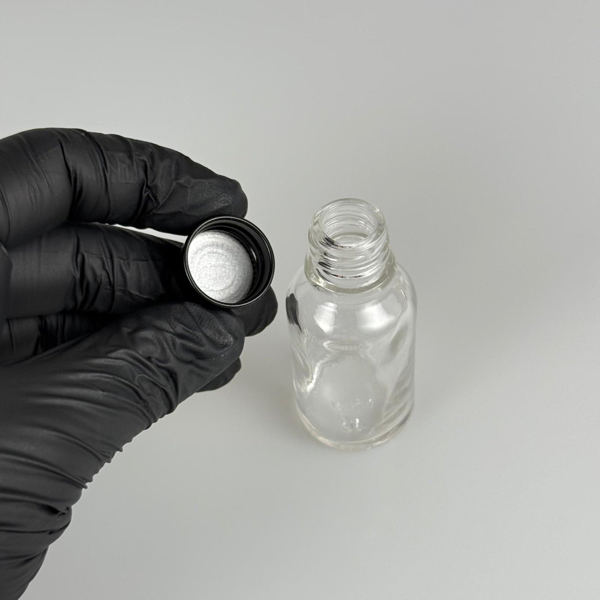 15 CC ŞEFFAF CAM ŞİŞE + KÖPÜK CONTALI SİYAH ALÜMİNYUM METAL KAPAKLI TAKIM - 15 ML ŞEFFAF CAM ŞİŞE