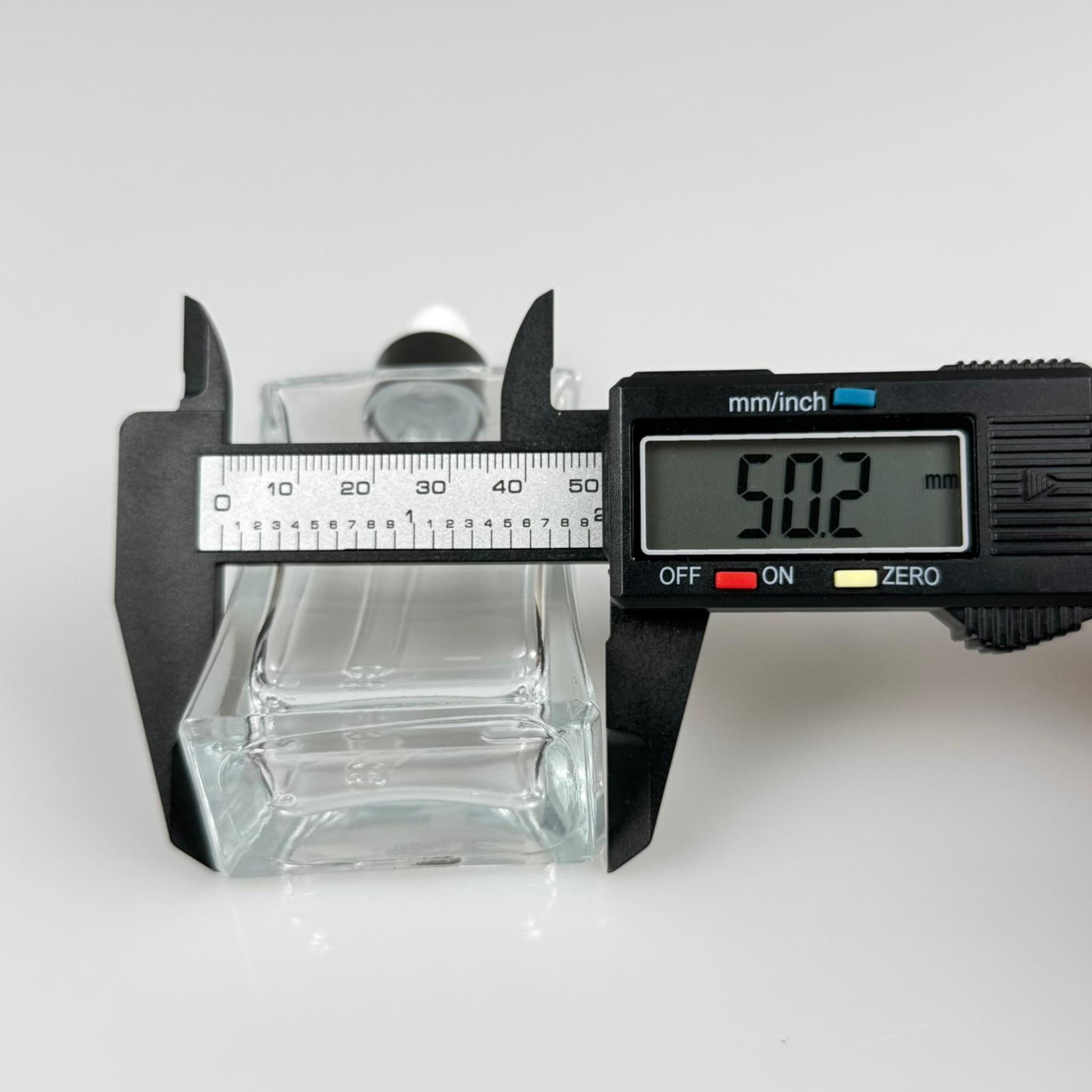 50 CC YASSI DİKDÖRTGEN KÖŞELİ CAM DAMLALIKLI ŞİŞE - BEYAZ EMZİK - SİYAH METALİK KAPAK - 50 ML CAM DAMLALIKLI ŞİŞE - DAMLALIKLI BOŞ ŞİŞE