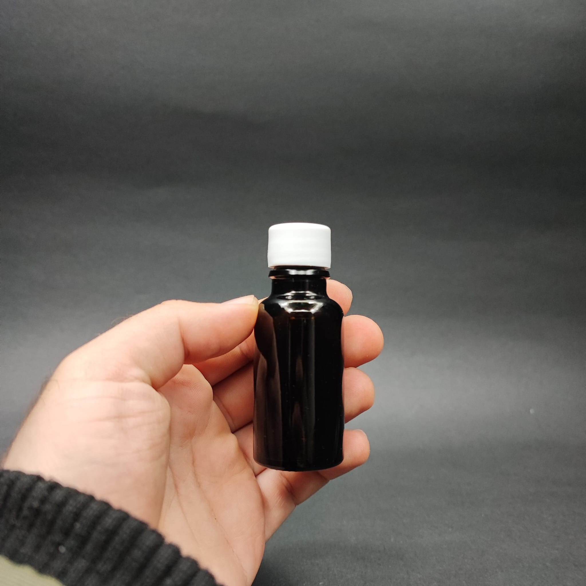 20 CC KOYU AMBER CAM ŞİŞE + KENDİNDEN CONTALI SIZDIRMAZ BEYAZ KAPAK - 20 ML KAPAKLI KAHVERENGİ CAM ŞİŞE