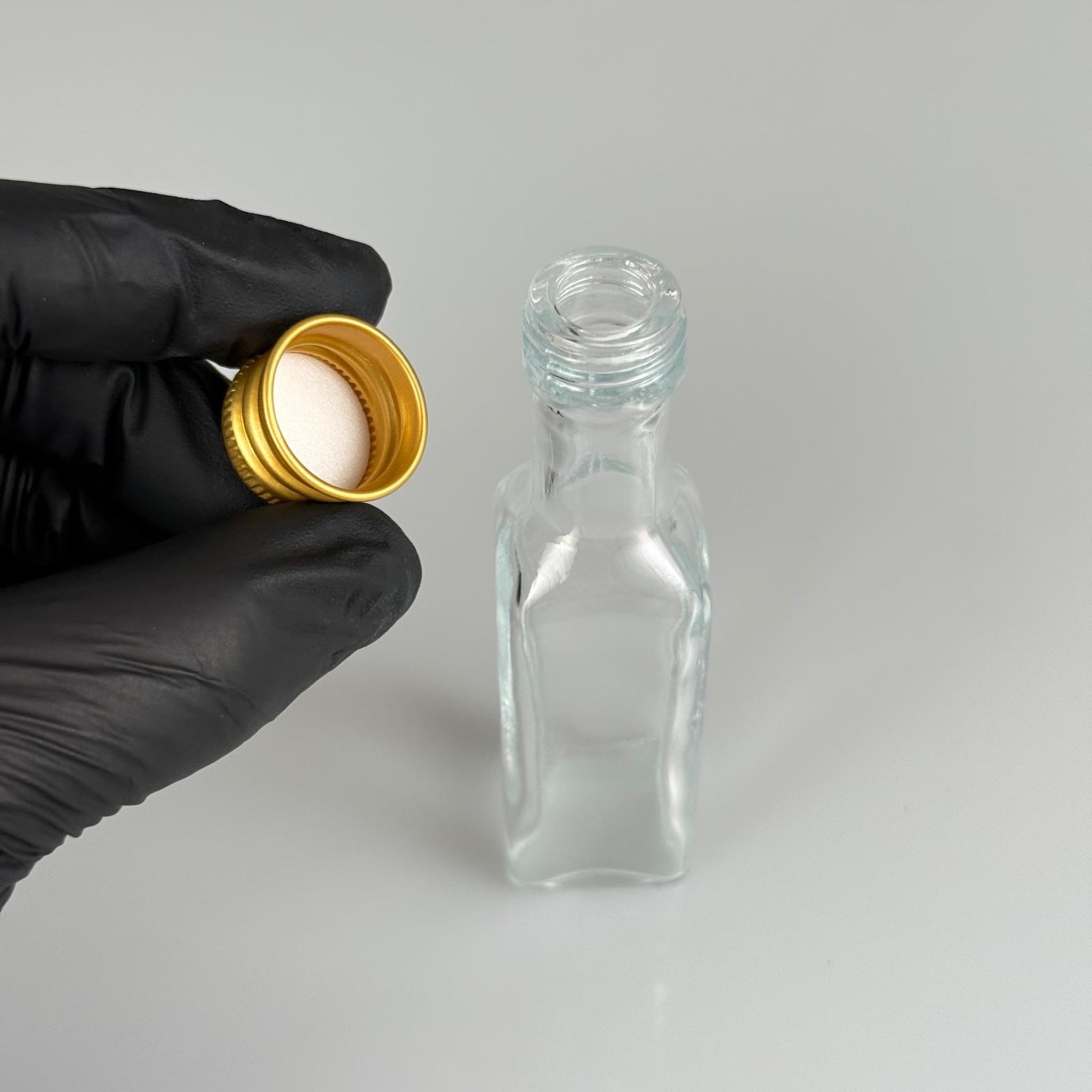 20 CC MARASKA KÖŞELİ KARE CAM ŞİŞE + GOLD ALÜMİNYUM METAL KAPAKLI TAKIM - 20 ML ŞEFFAF CAM ŞİŞE